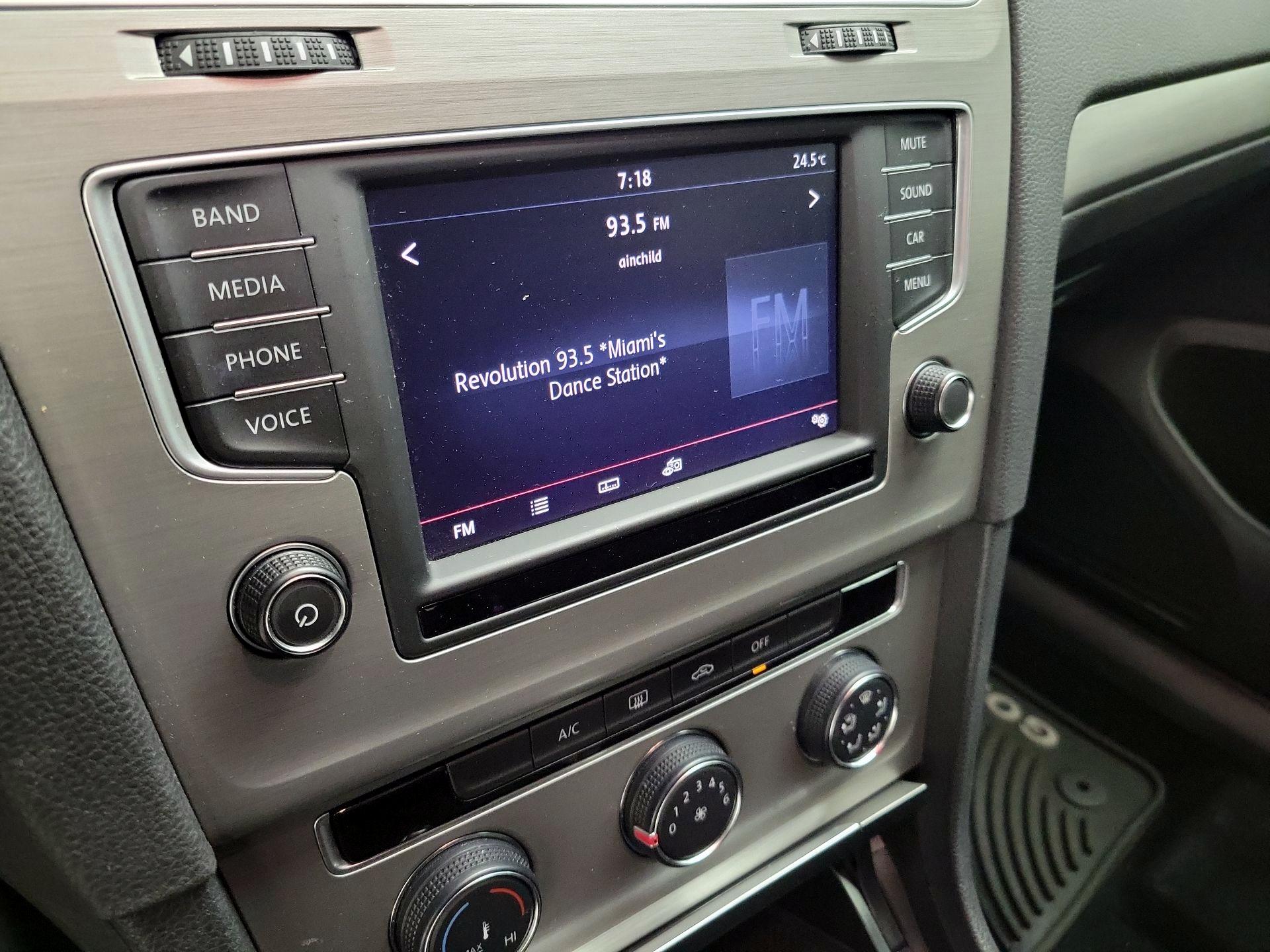 Thumbnail: 2016 Volkswagen Golf - 15