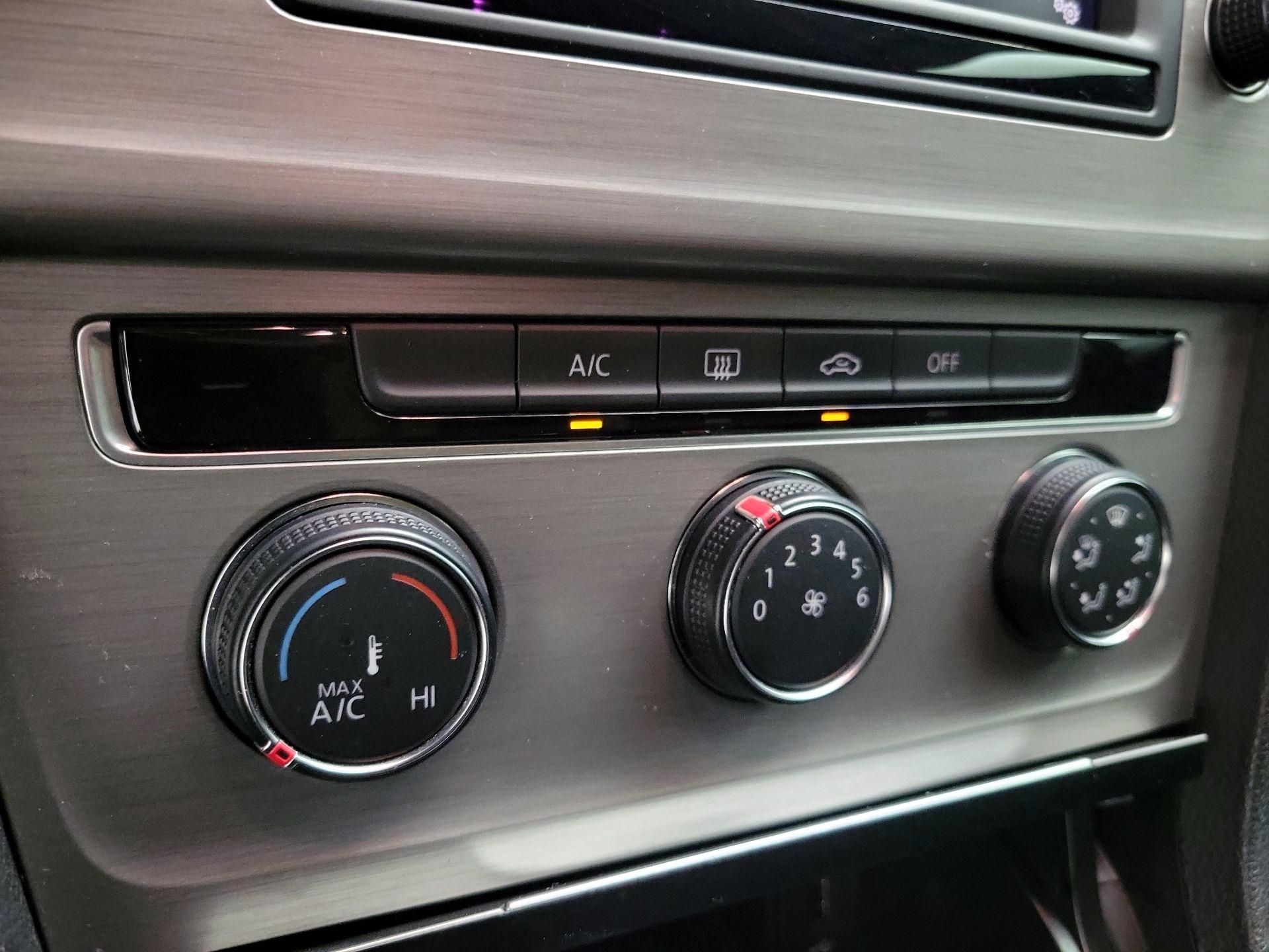 Thumbnail: 2016 Volkswagen Golf - 16