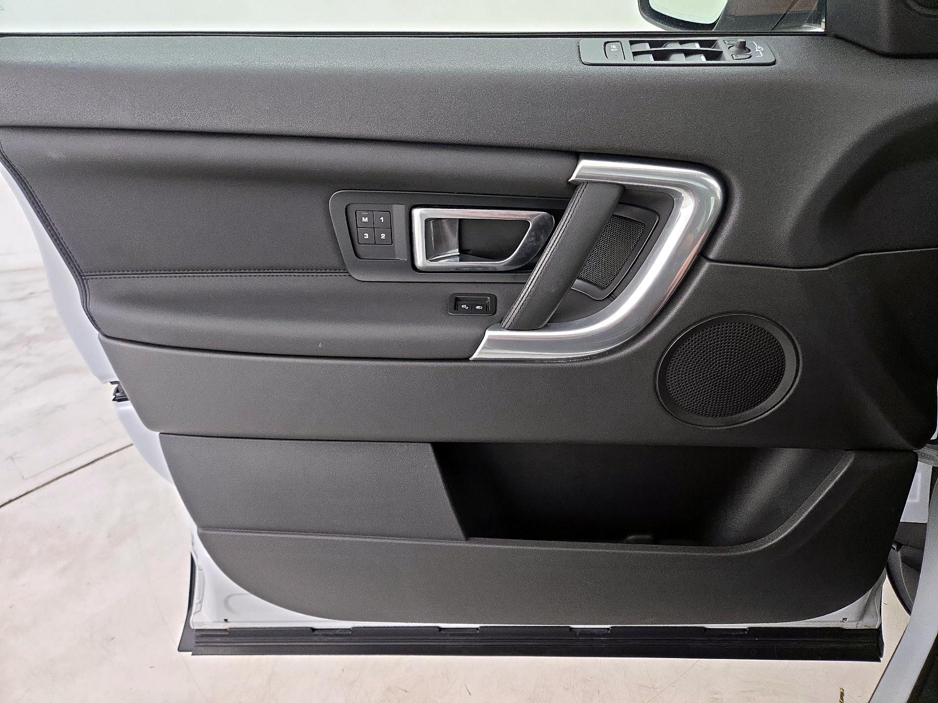 Thumbnail: 2019 Land Rover Discovery Sport - 12