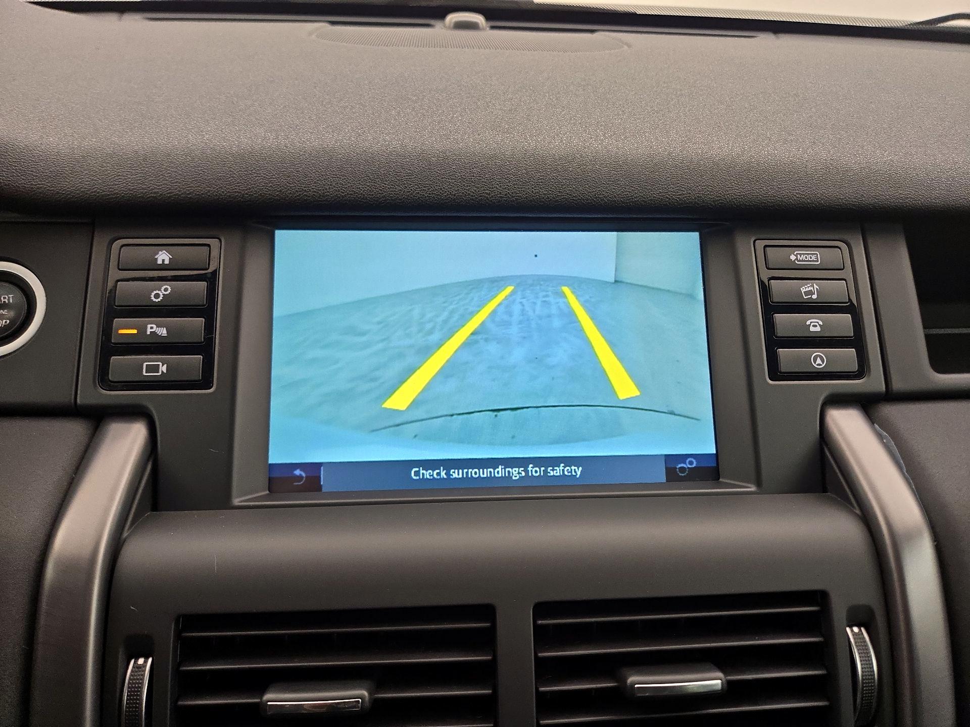 Thumbnail: 2019 Land Rover Discovery Sport - 15