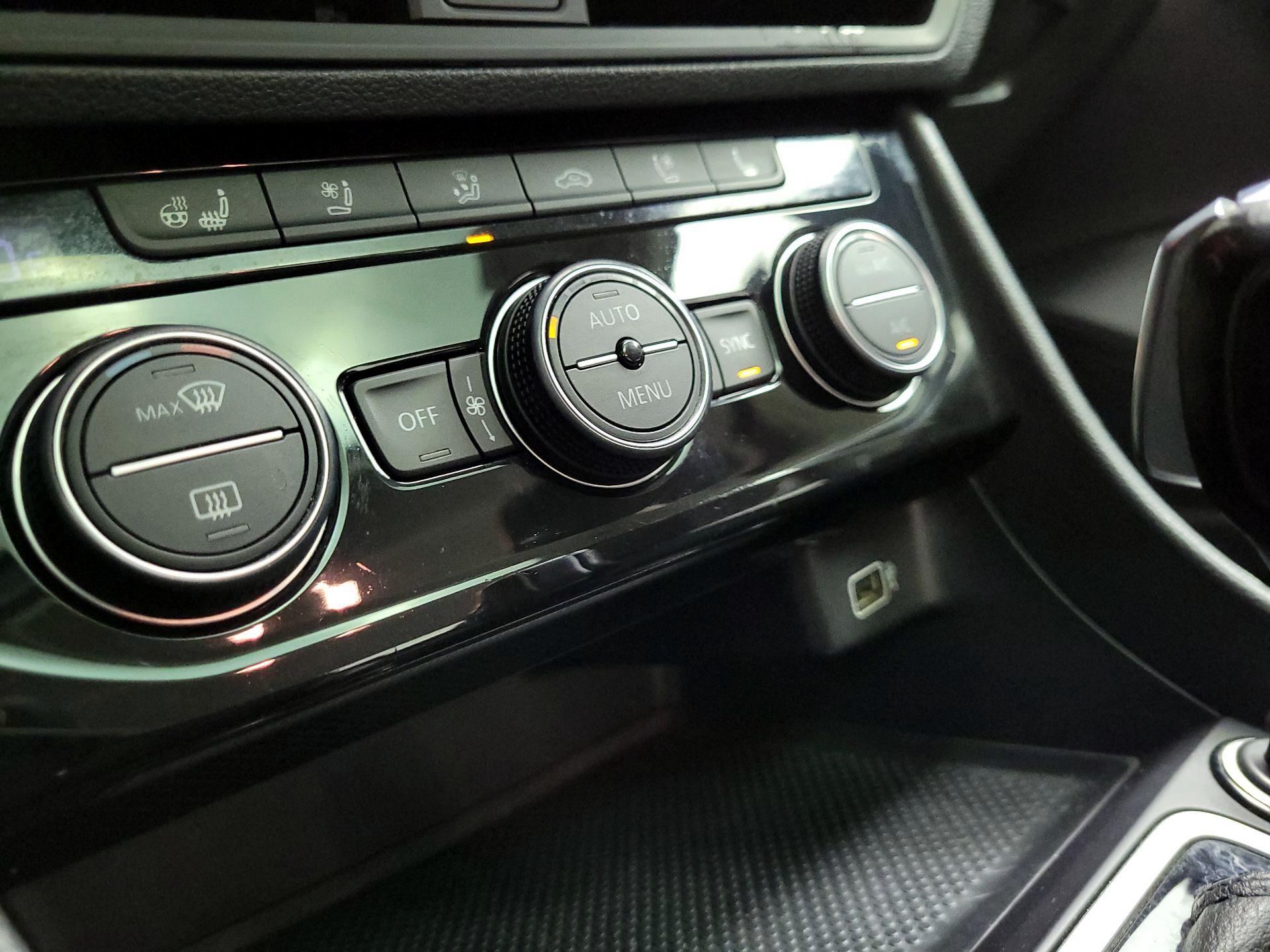 Thumbnail: 2019 Volkswagen Jetta - 17