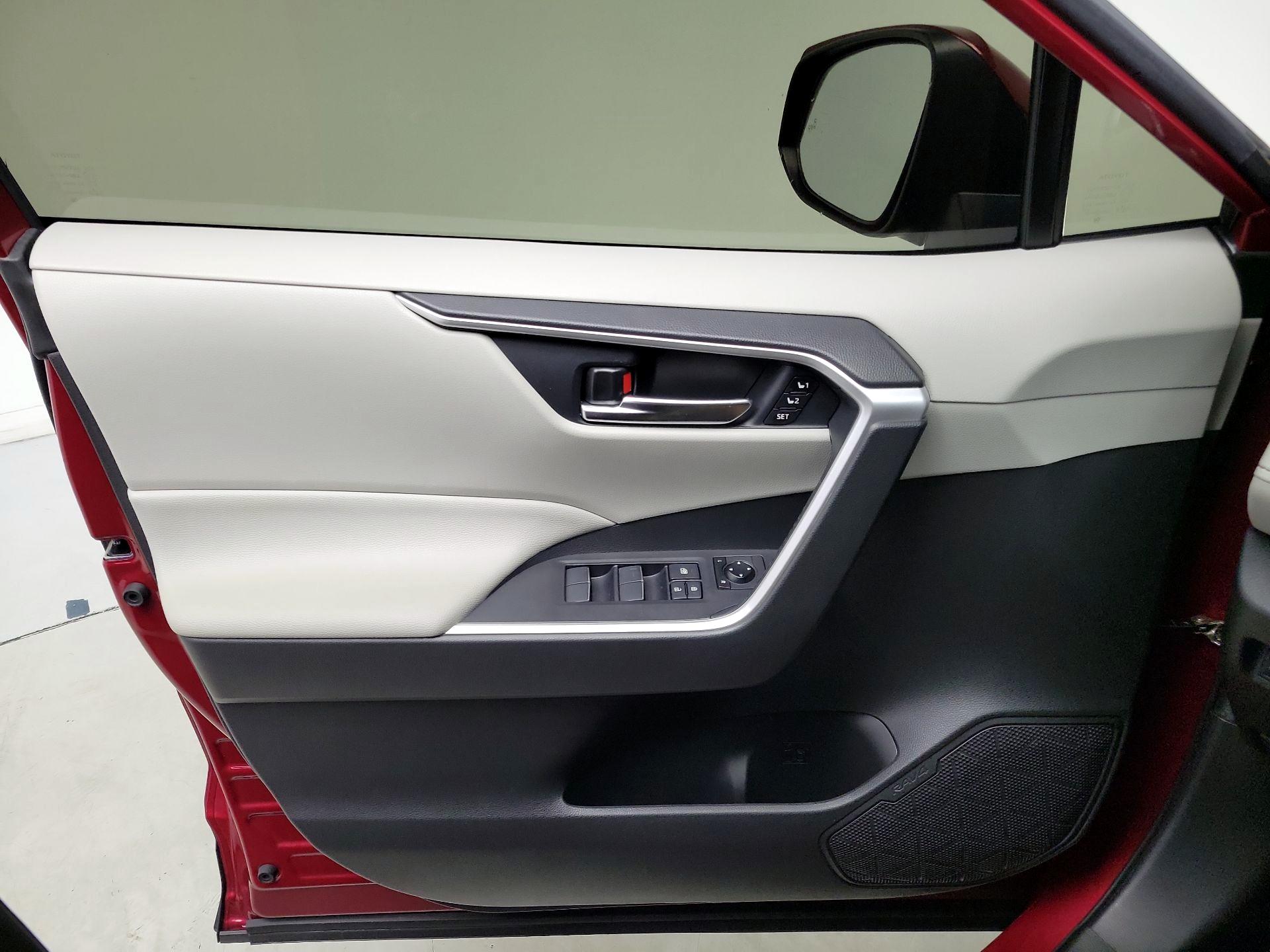 Thumbnail: 2020 Toyota RAV4 - 12