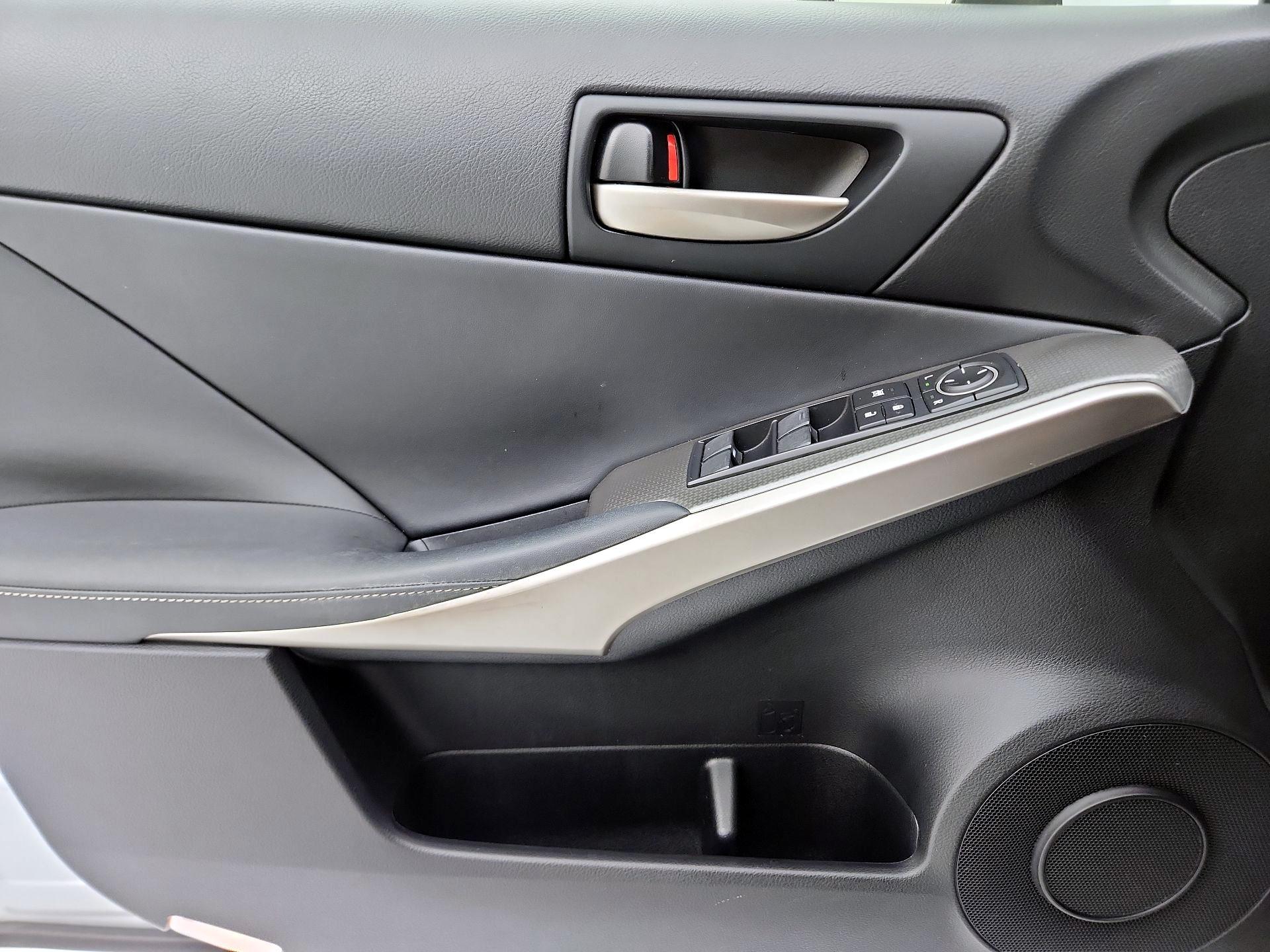 Thumbnail: 2017 Lexus IS - 12