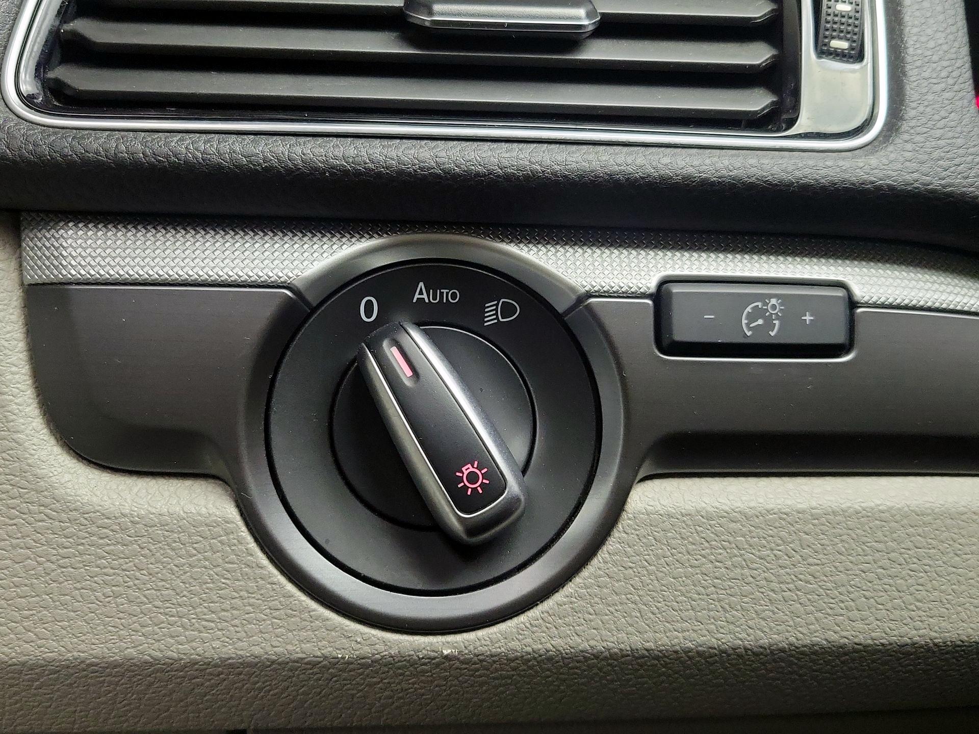 Thumbnail: 2018 Volkswagen Passat - 13