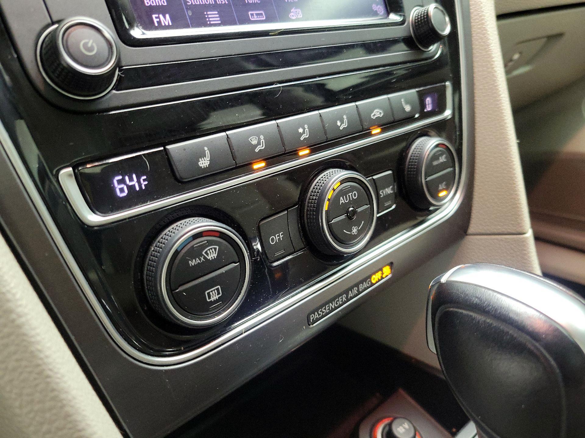 Thumbnail: 2018 Volkswagen Passat - 16