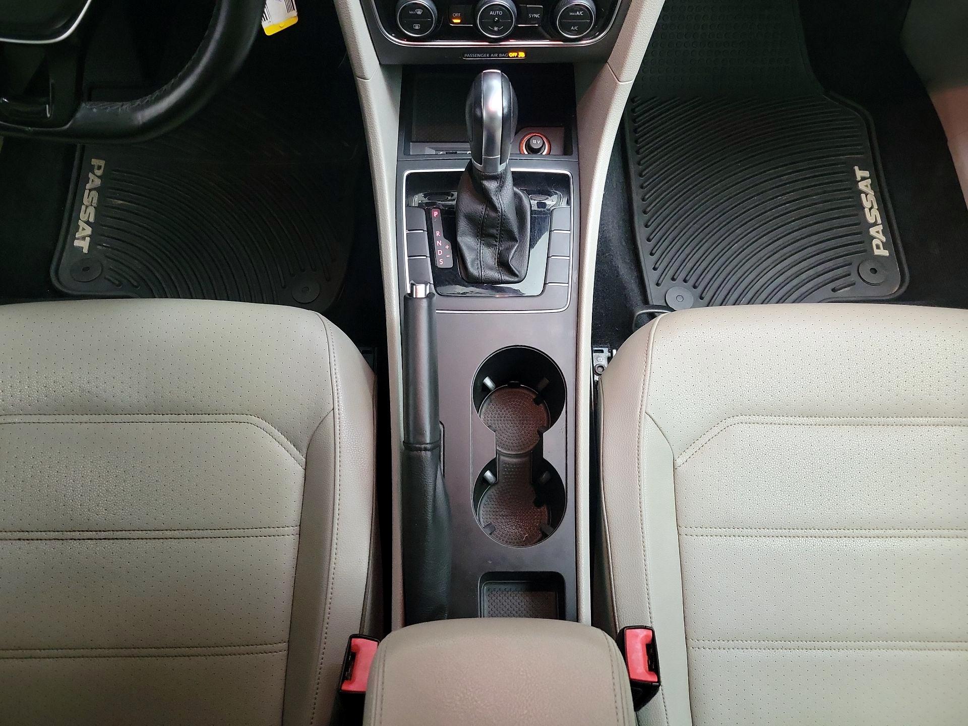 Thumbnail: 2018 Volkswagen Passat - 17