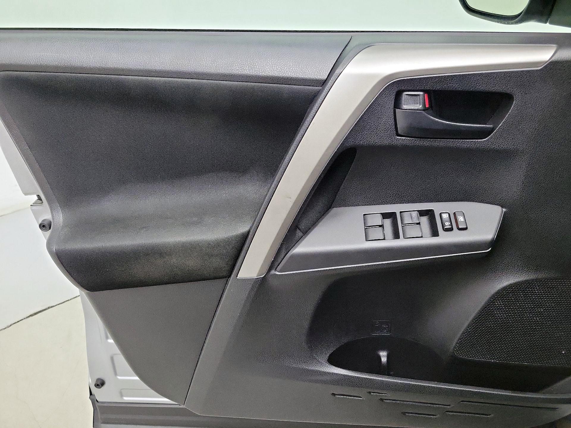 Thumbnail: 2016 Toyota RAV4 - 12