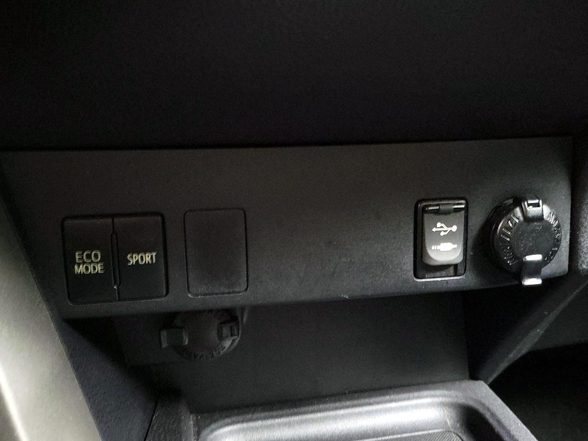 Thumbnail: 2016 Toyota RAV4 - 18