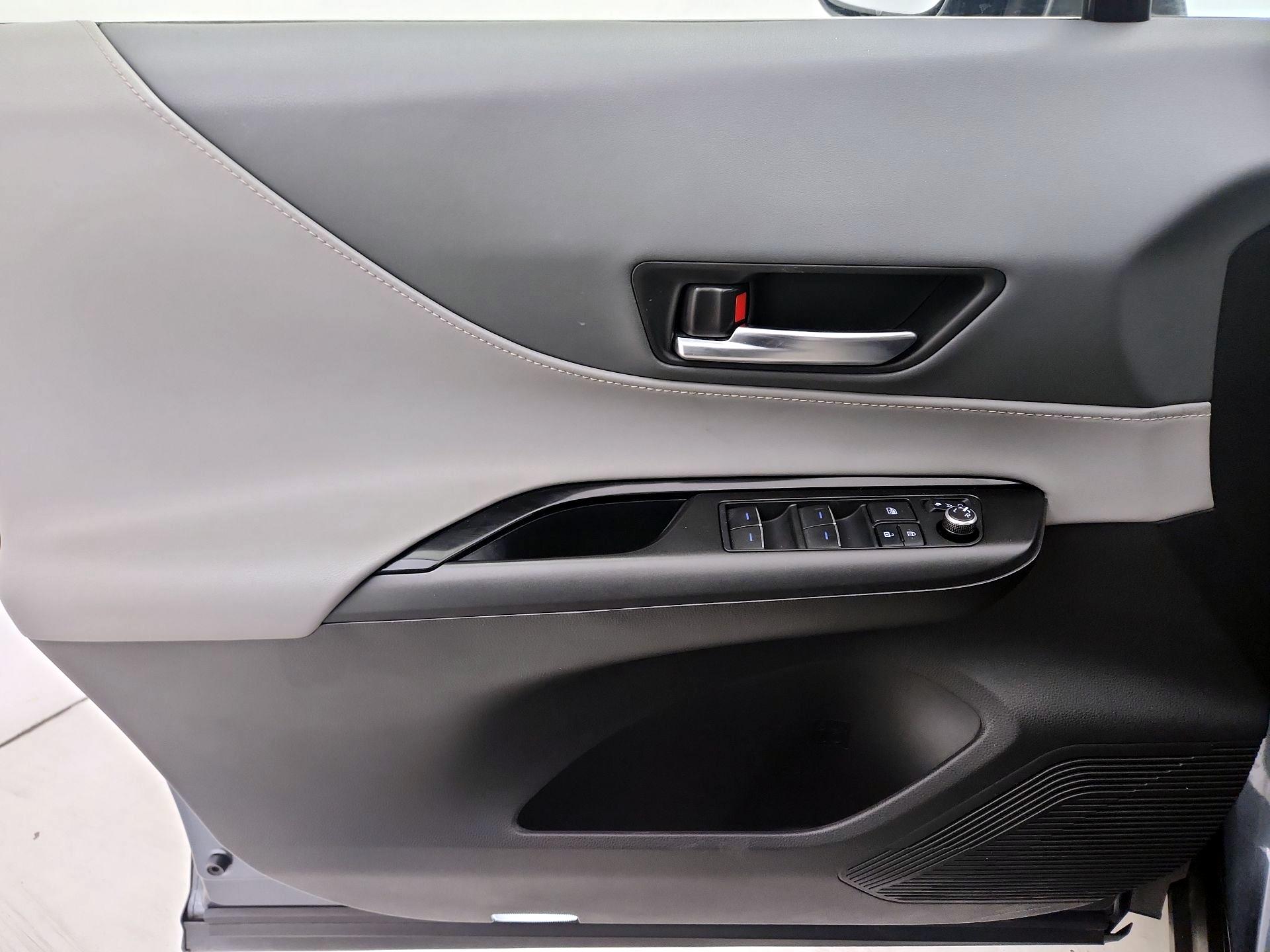 Thumbnail: 2021 Toyota Venza - 12