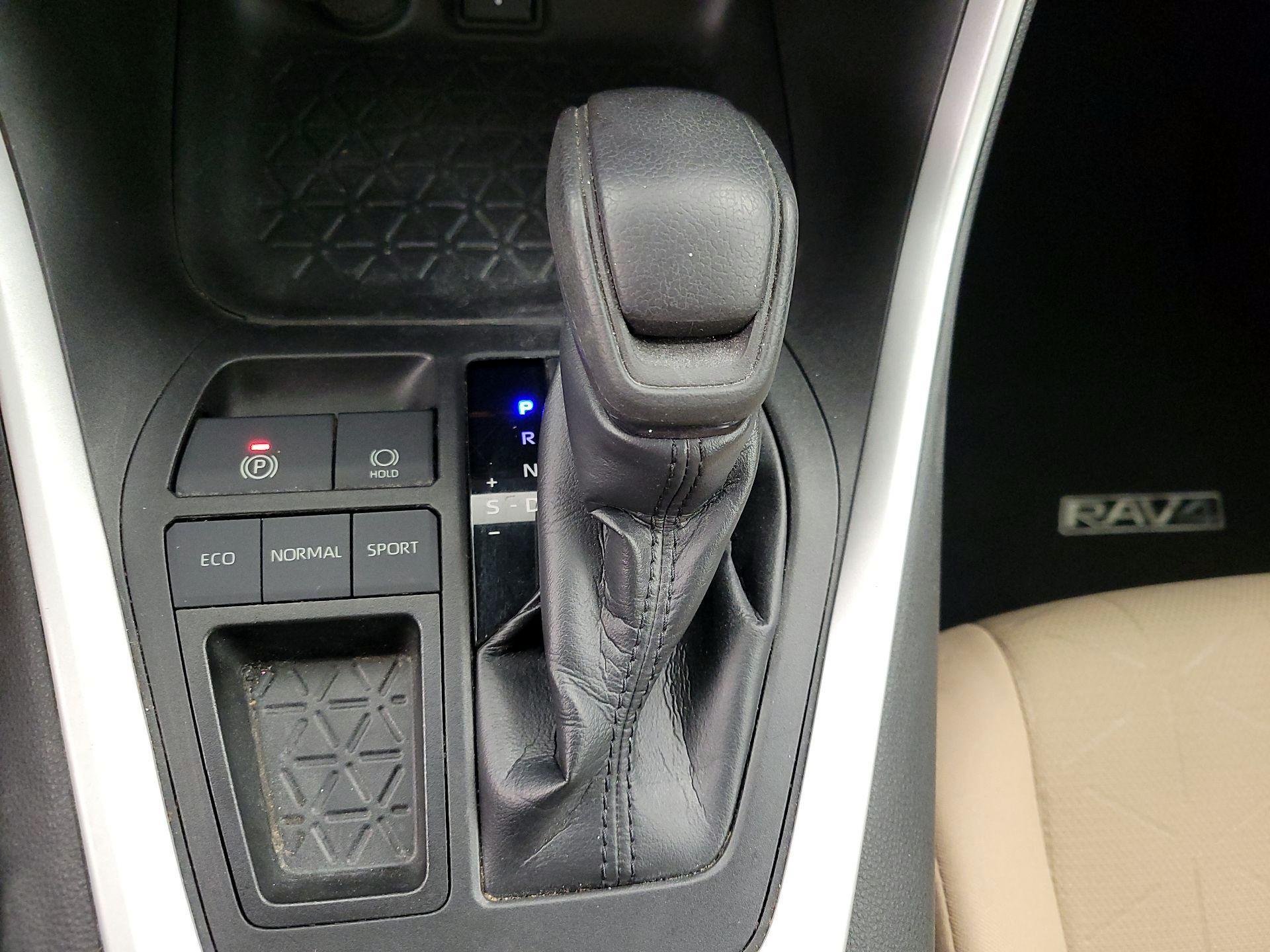 Thumbnail: 2021 Toyota RAV4 - 17