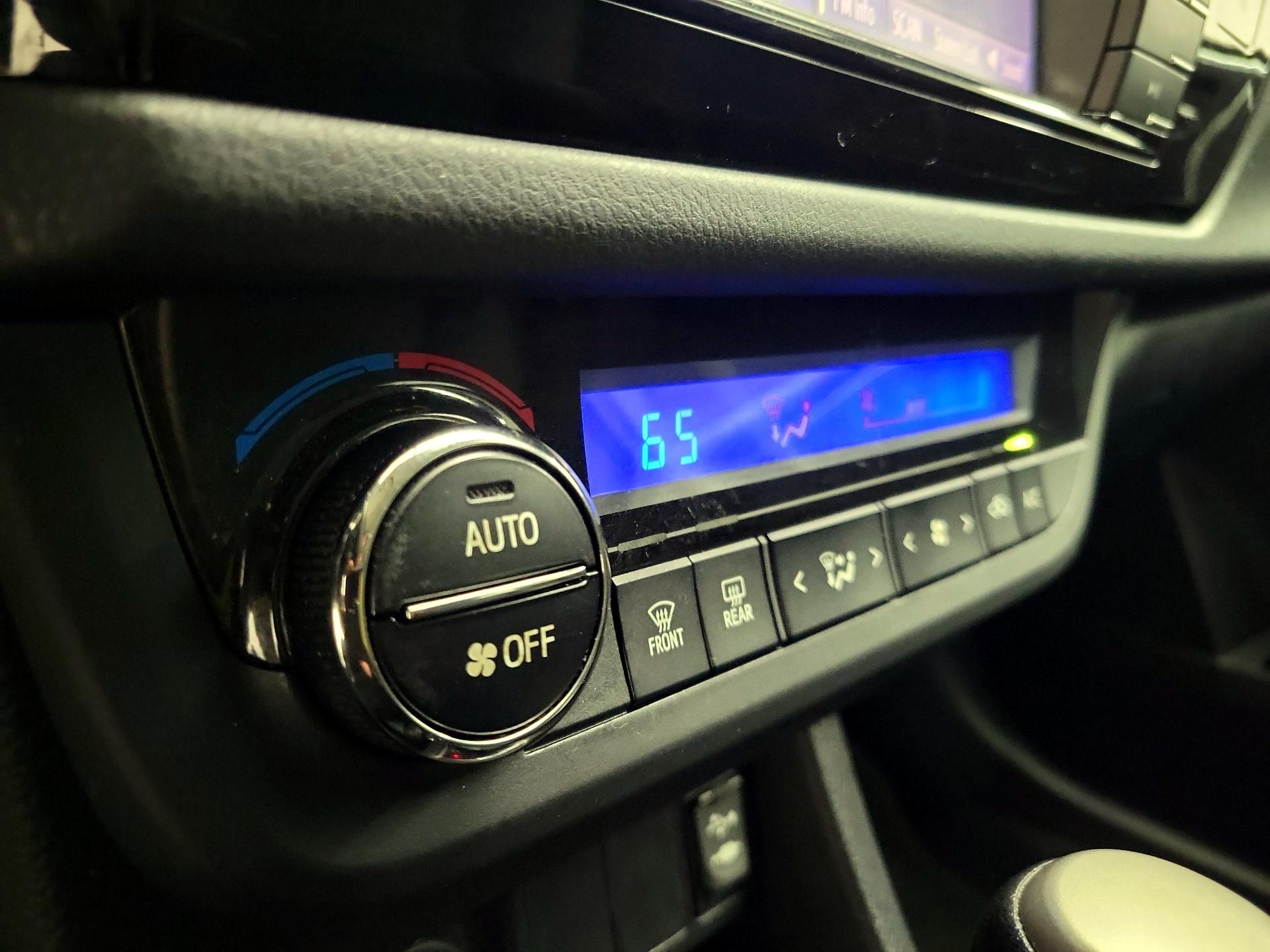 Thumbnail: 2015 Toyota Corolla - 16