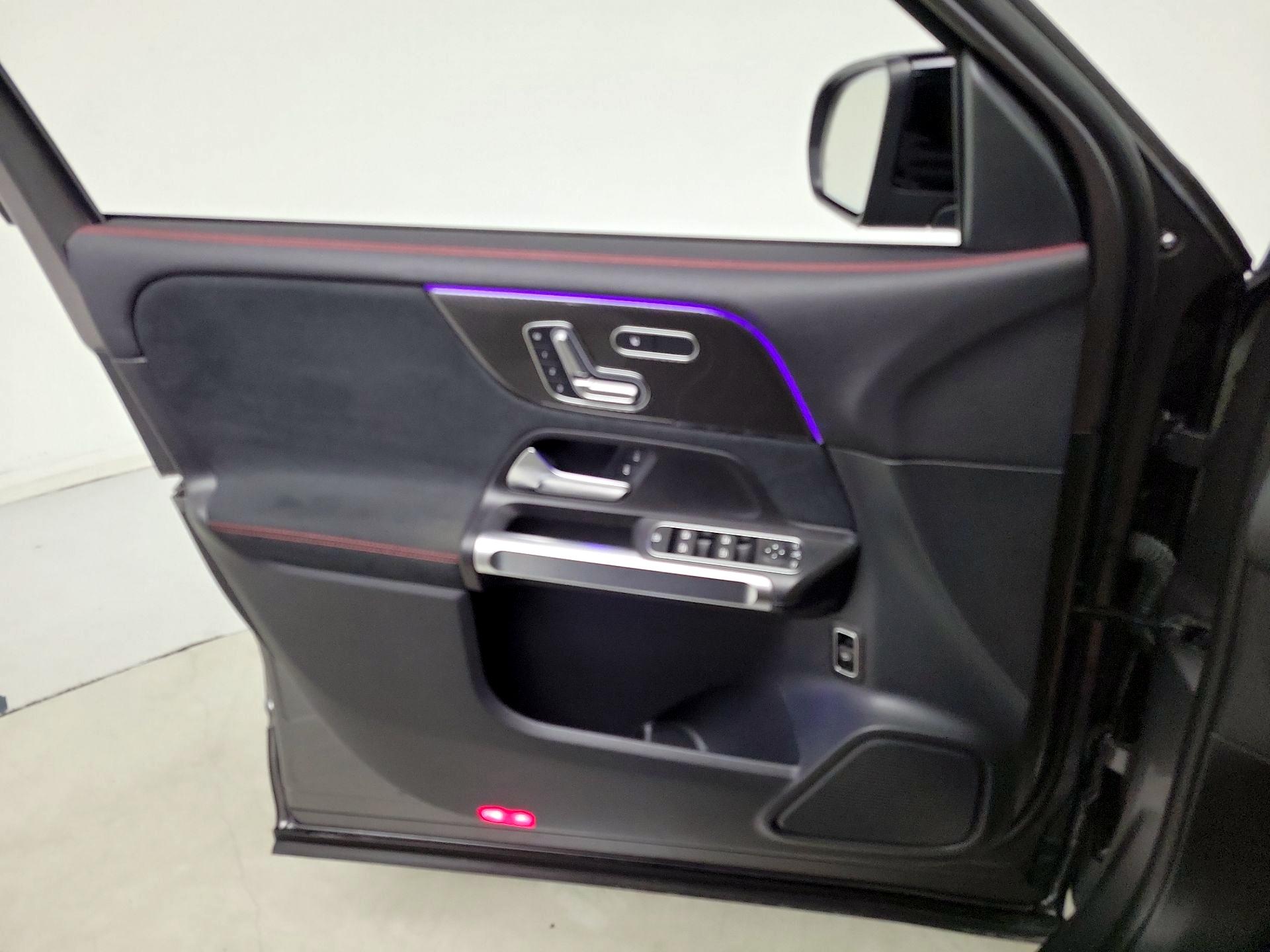 Thumbnail: 2023 Mercedes-Benz GLB - 12