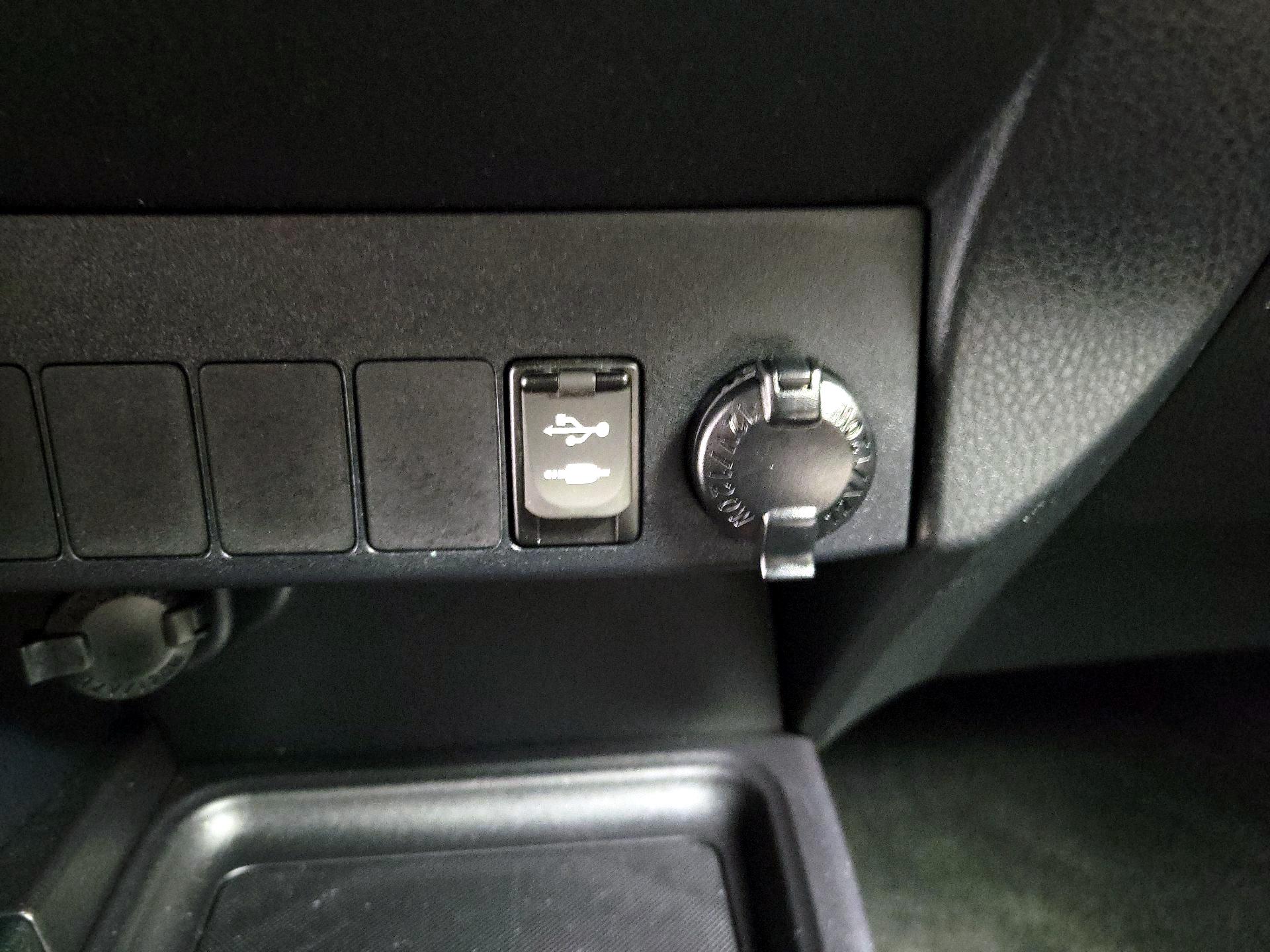 Thumbnail: 2015 Toyota RAV4 - 18