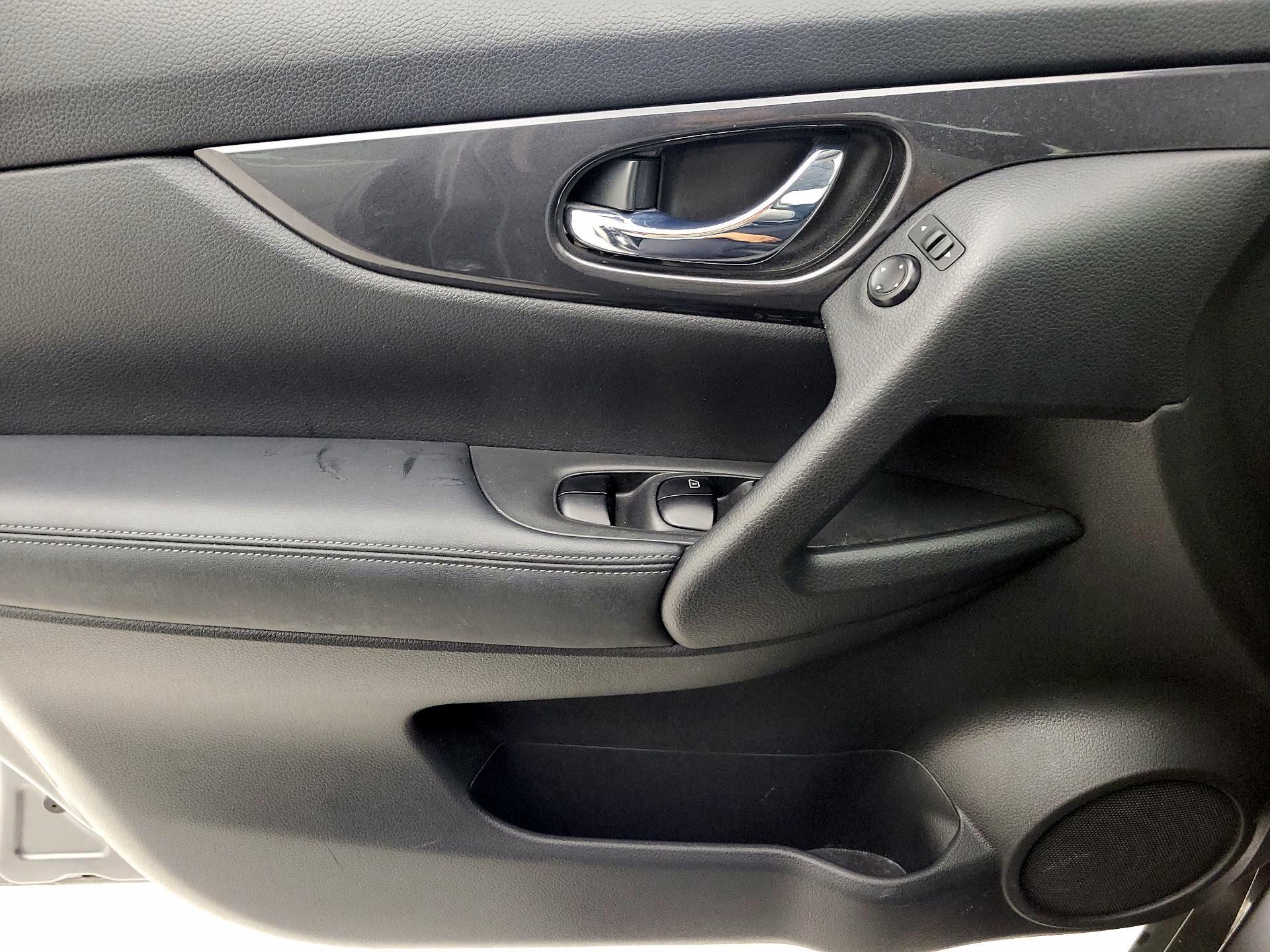 Thumbnail: 2017 Nissan Rogue - 12