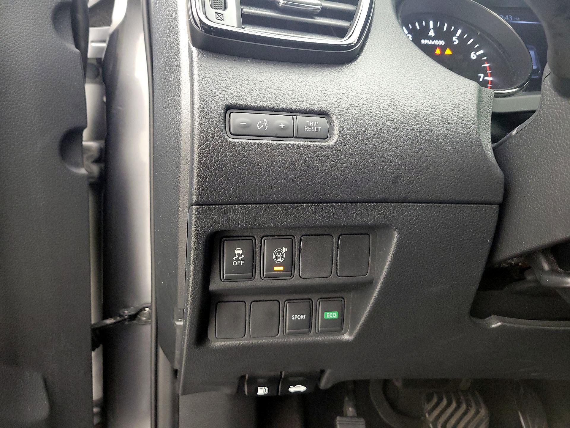 Thumbnail: 2017 Nissan Rogue - 13