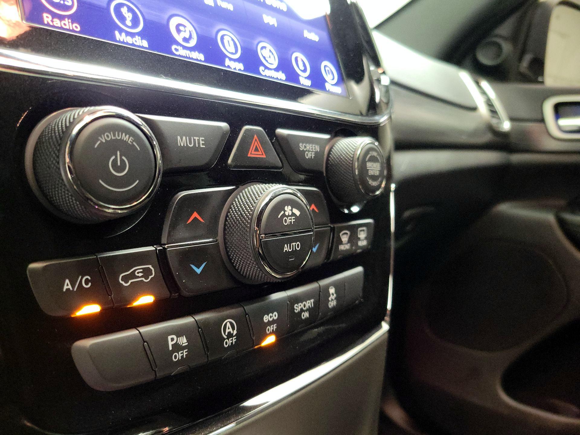 Thumbnail: 2019 Jeep Grand Cherokee - 17