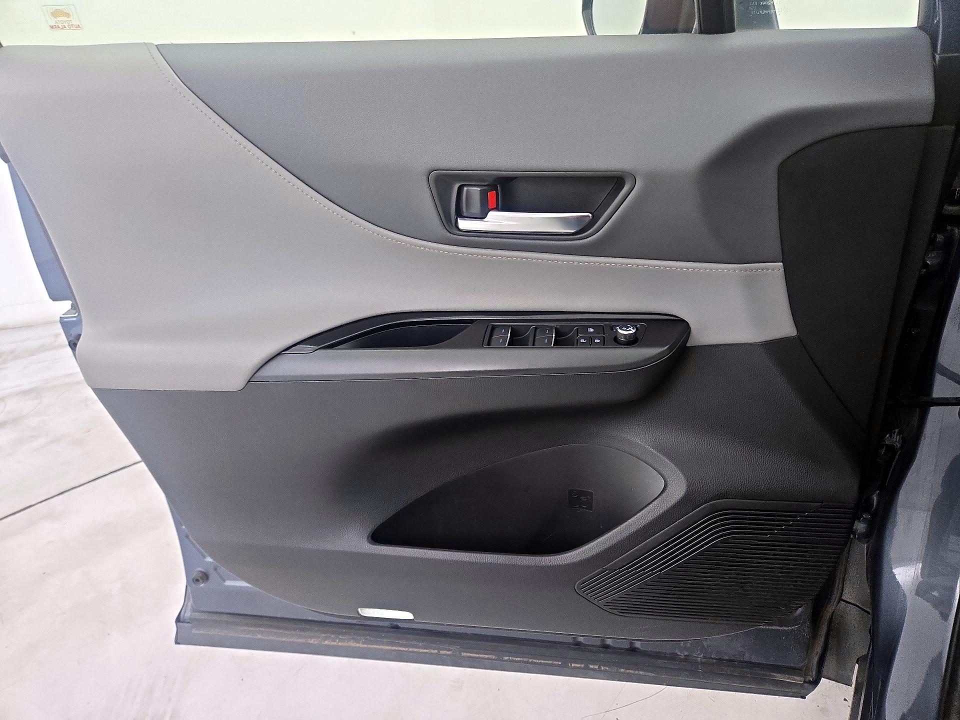 Thumbnail: 2021 Toyota Venza - 12