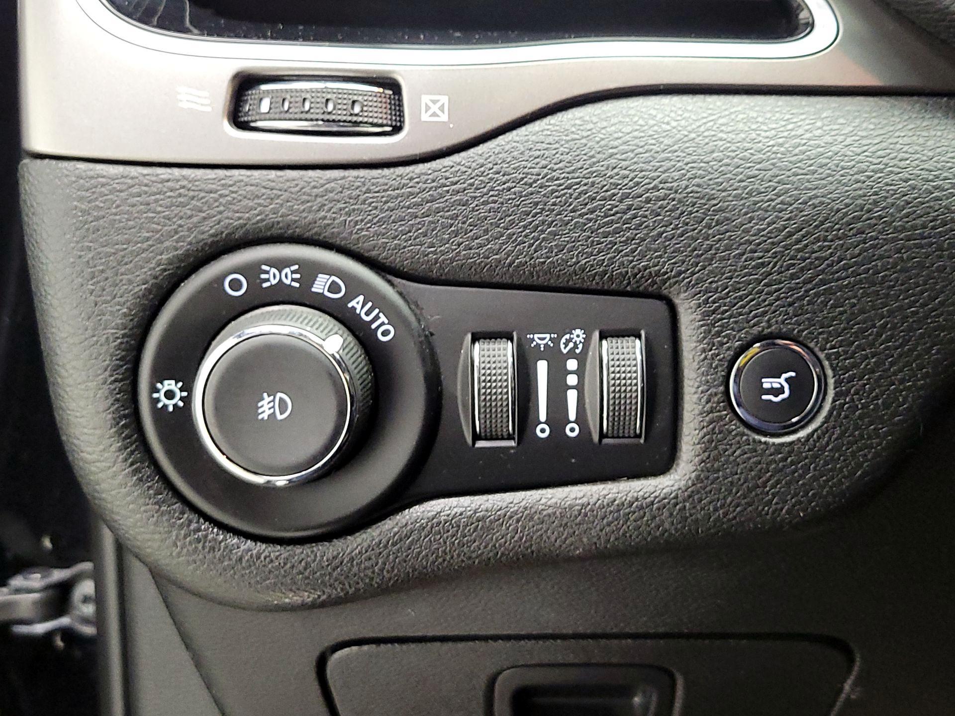 Thumbnail: 2021 Jeep Cherokee - 13