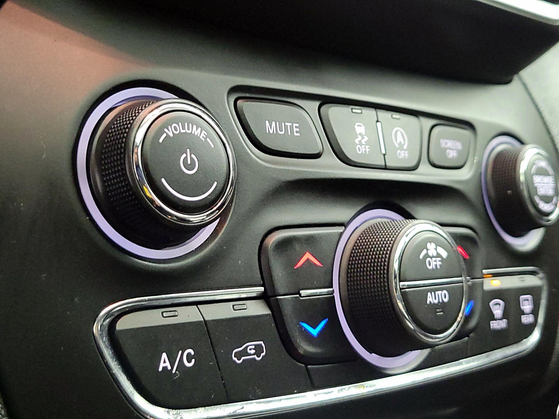 Thumbnail: 2021 Jeep Cherokee - 16