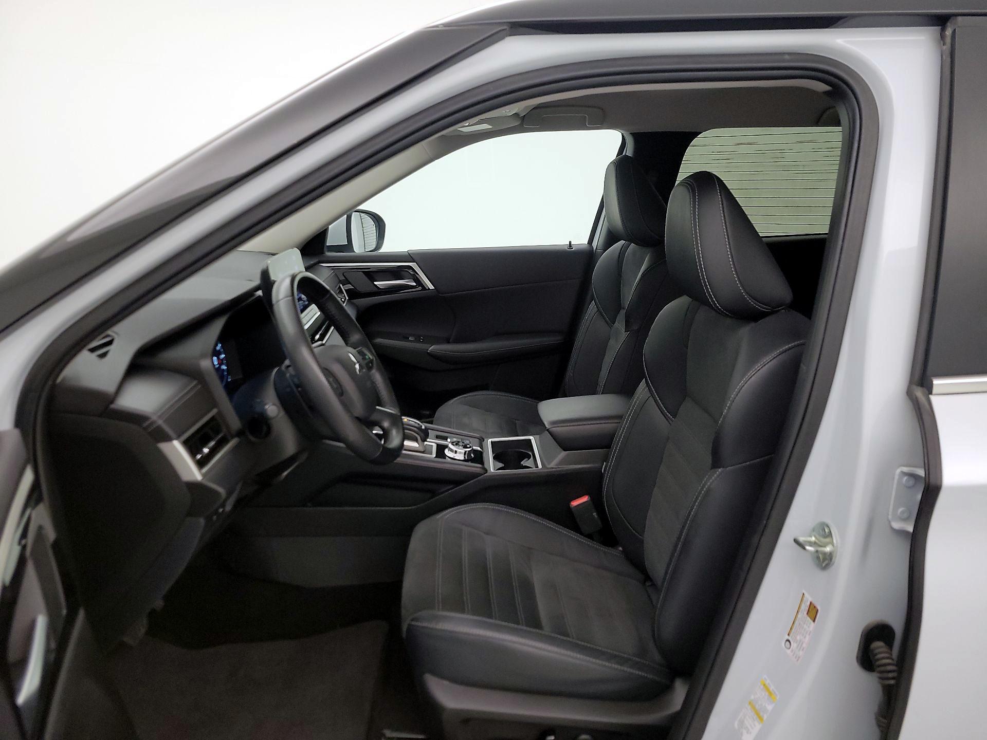 Thumbnail: 2023 Mitsubishi Outlander - 11