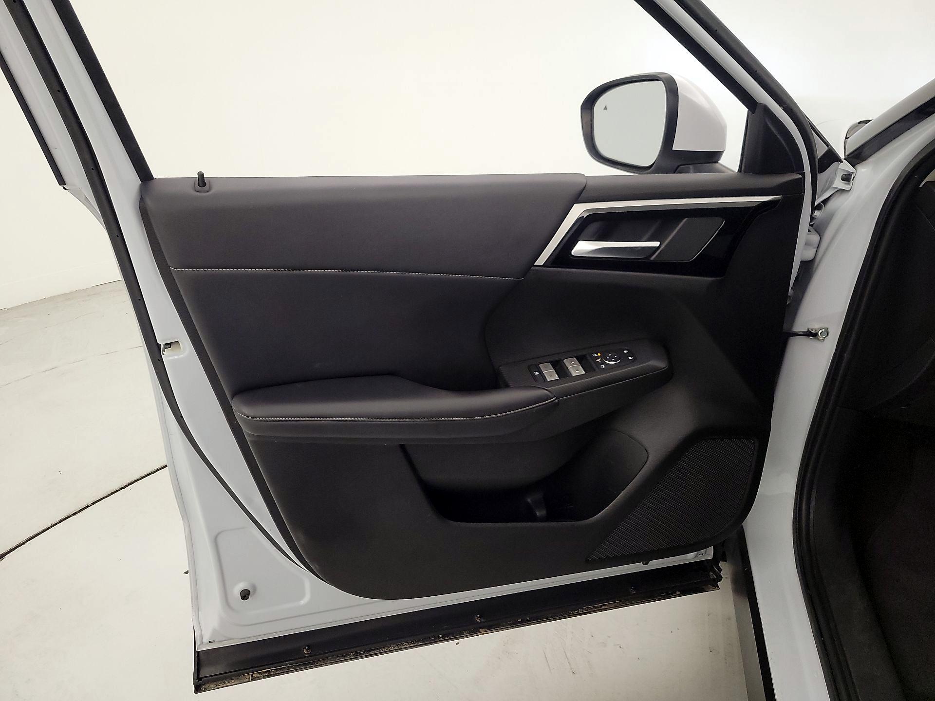 Thumbnail: 2023 Mitsubishi Outlander - 12