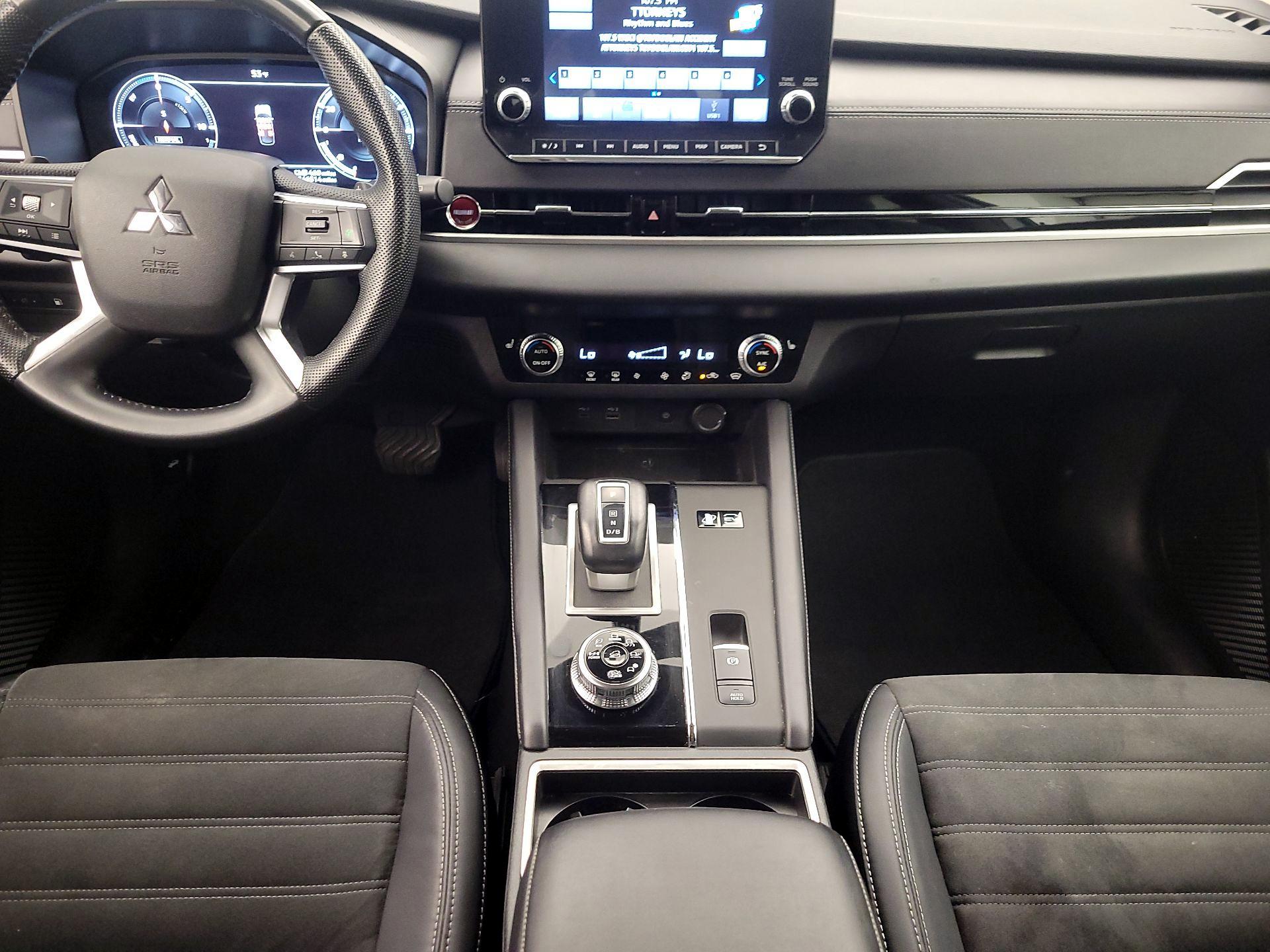 Thumbnail: 2023 Mitsubishi Outlander - 17