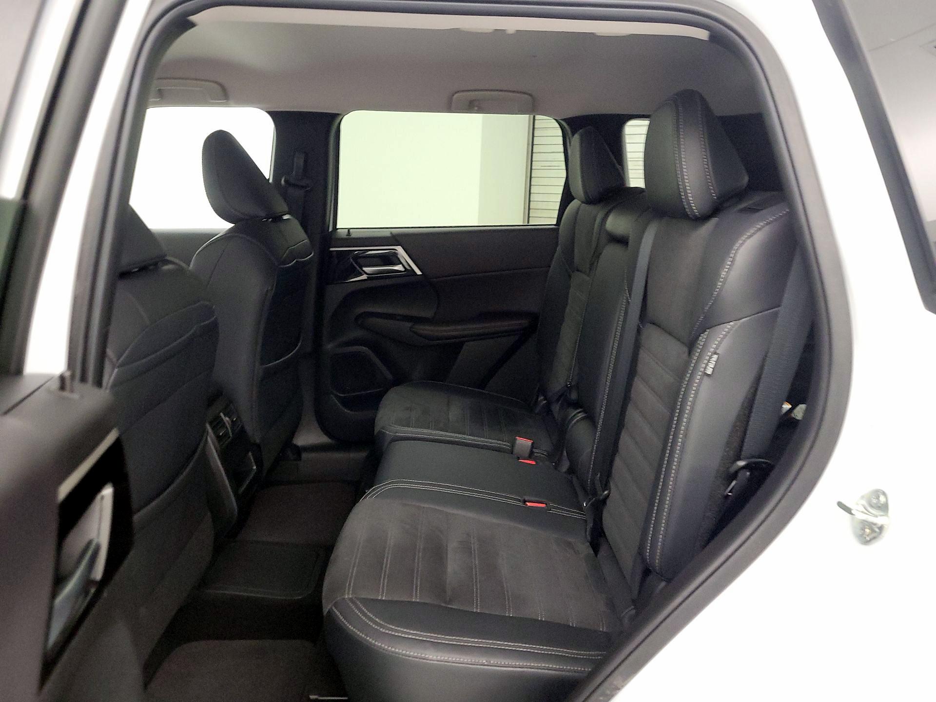 Thumbnail: 2023 Mitsubishi Outlander - 19