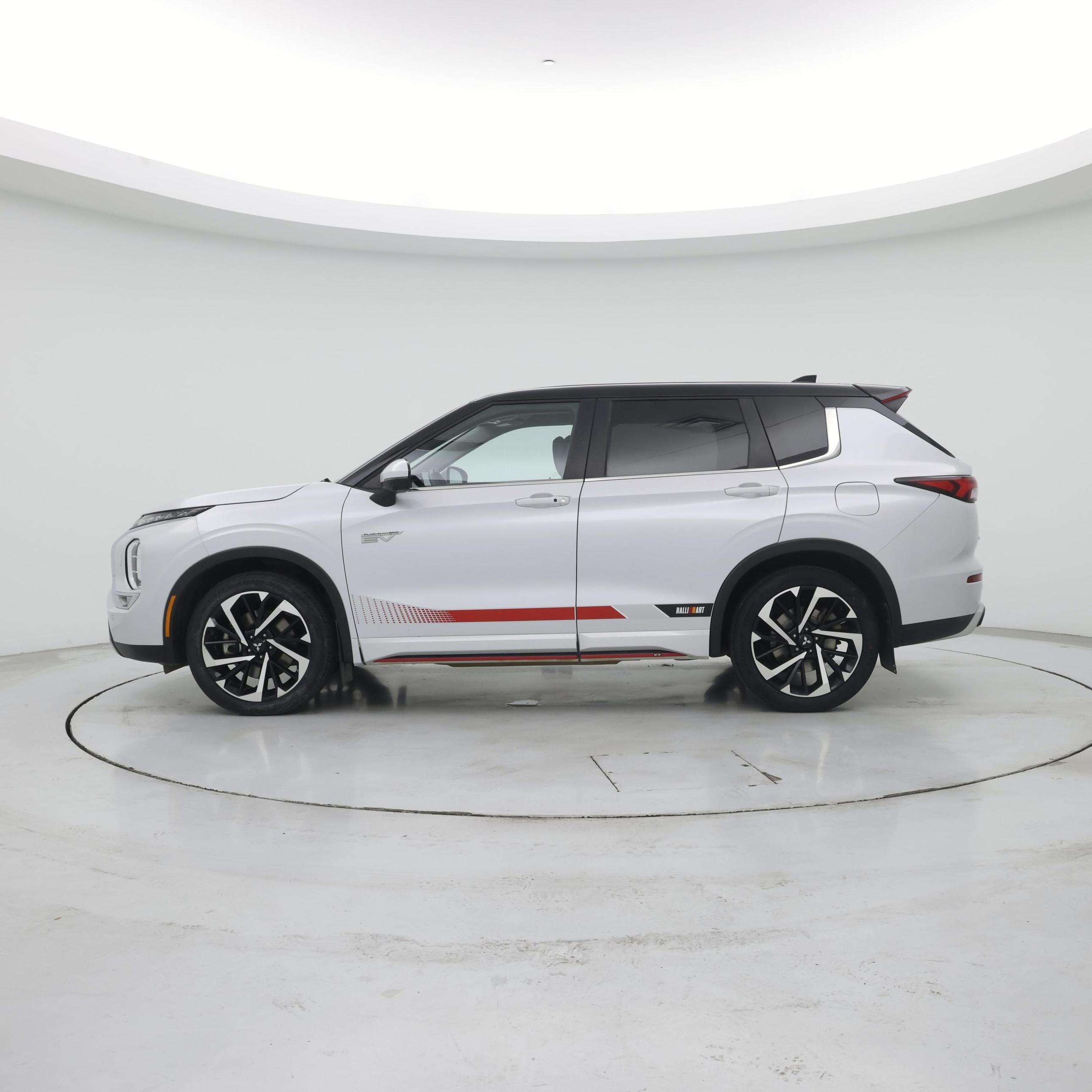 Thumbnail: 2023 Mitsubishi Outlander - 3