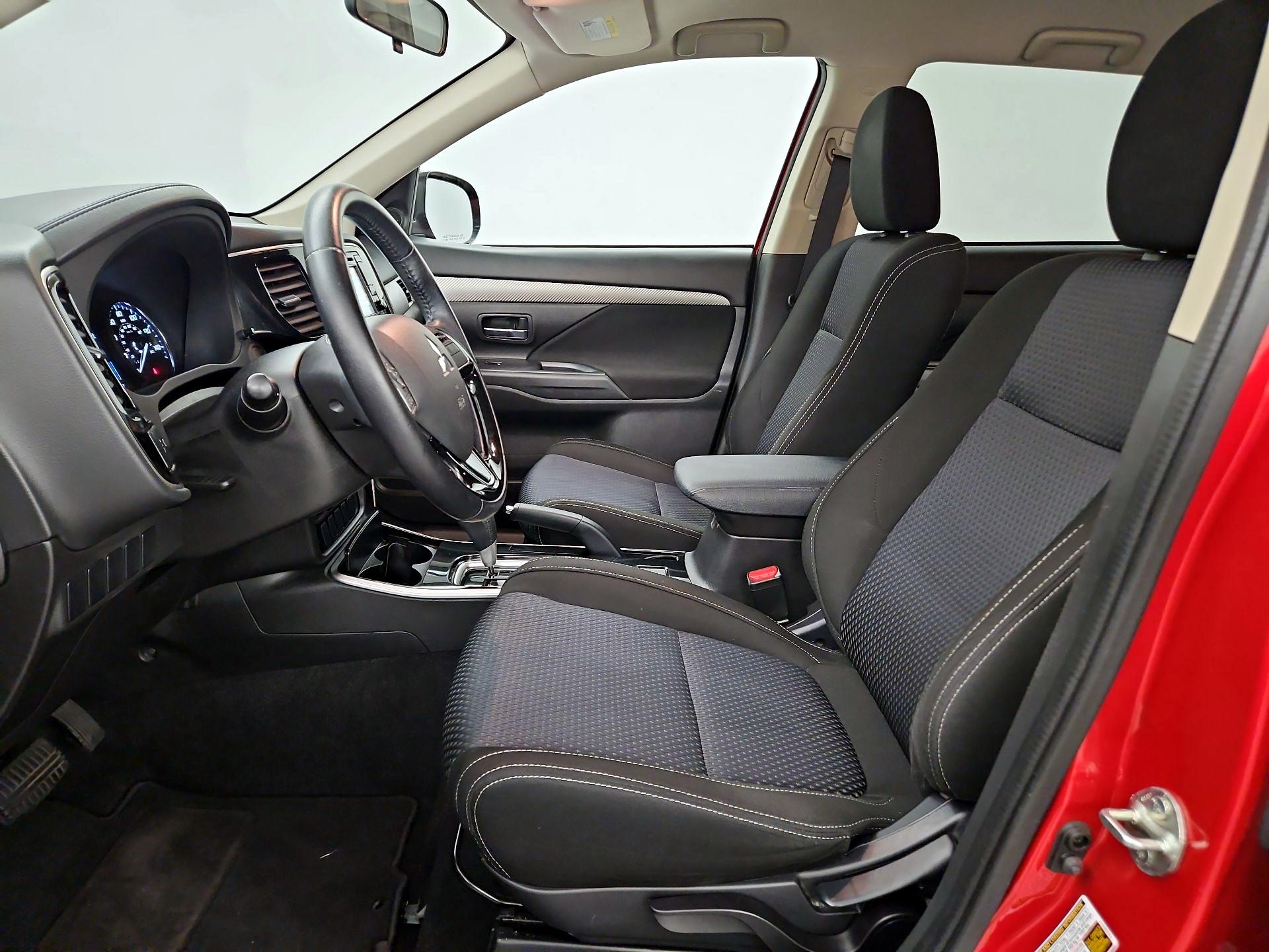 Thumbnail: 2017 Mitsubishi Outlander - 11