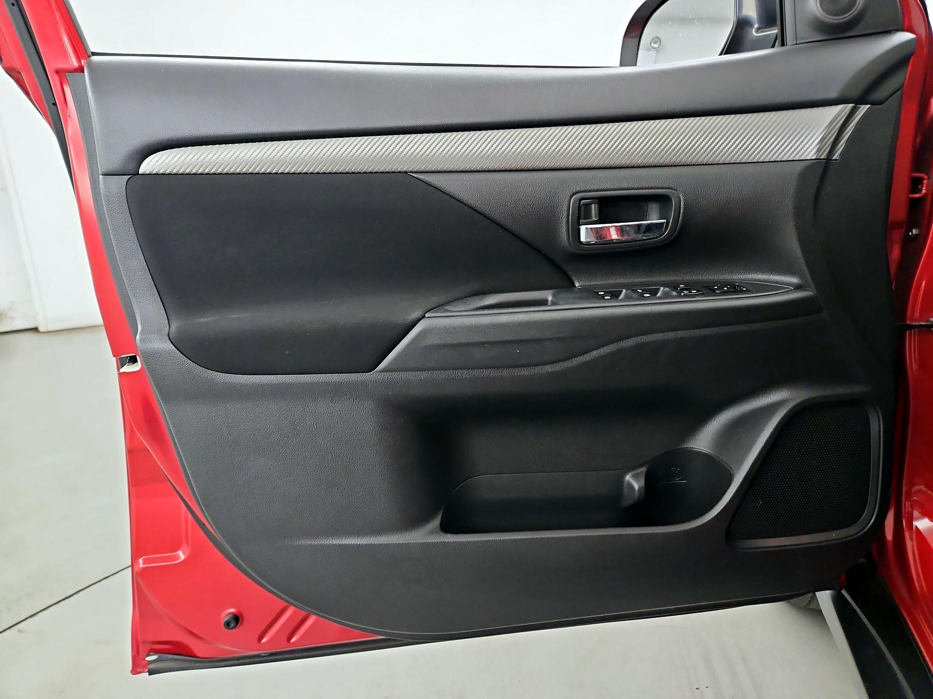 Thumbnail: 2017 Mitsubishi Outlander - 12