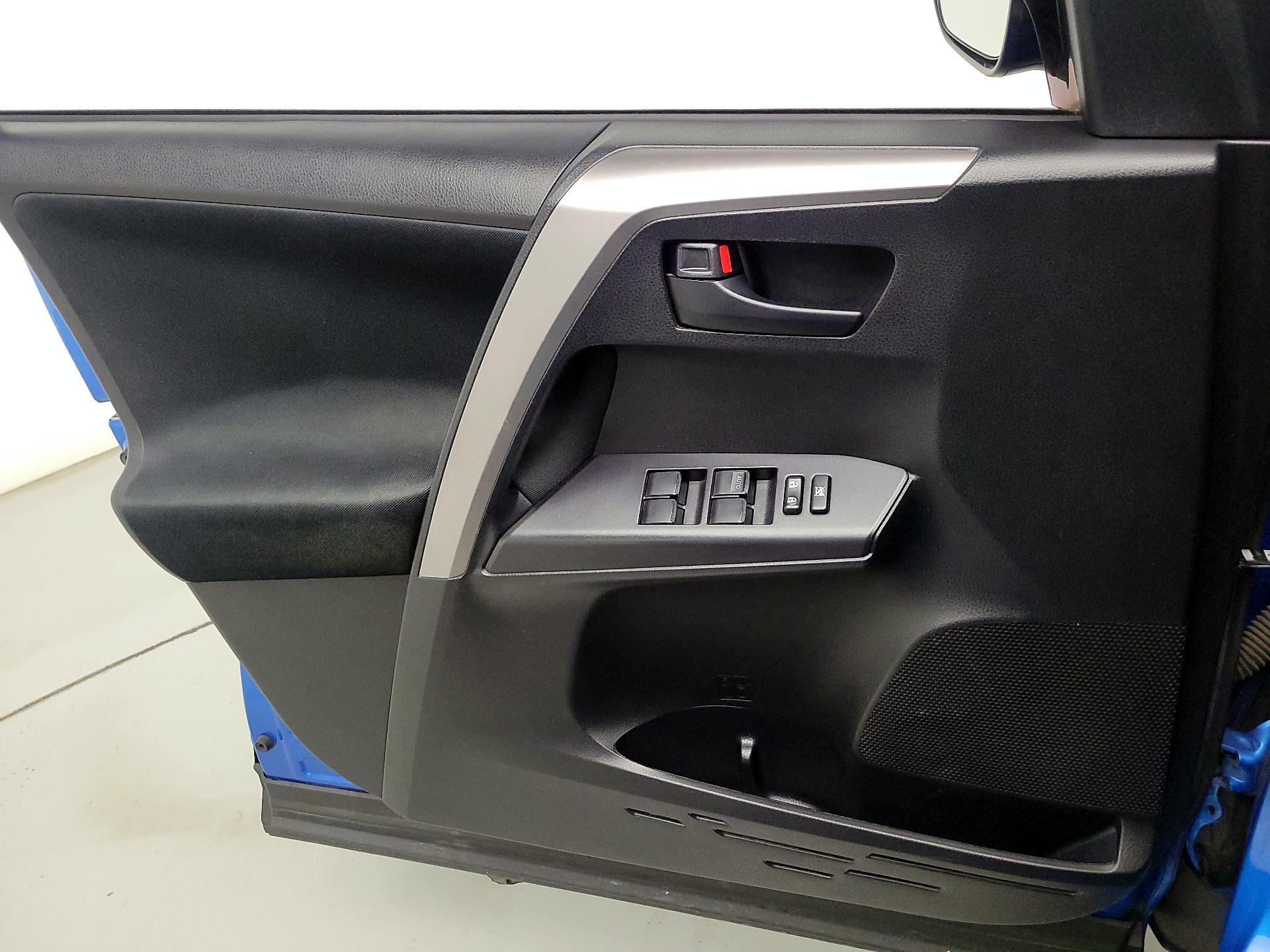 Thumbnail: 2016 Toyota RAV4 - 12