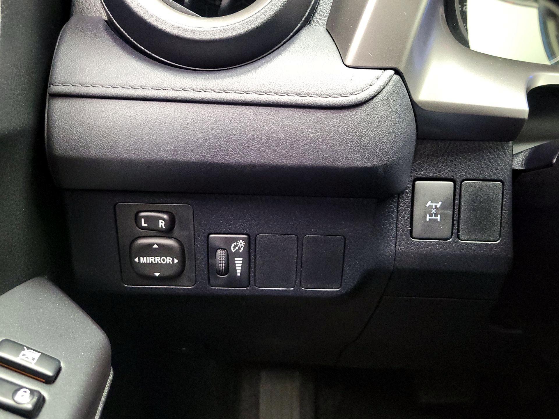 Thumbnail: 2016 Toyota RAV4 - 13