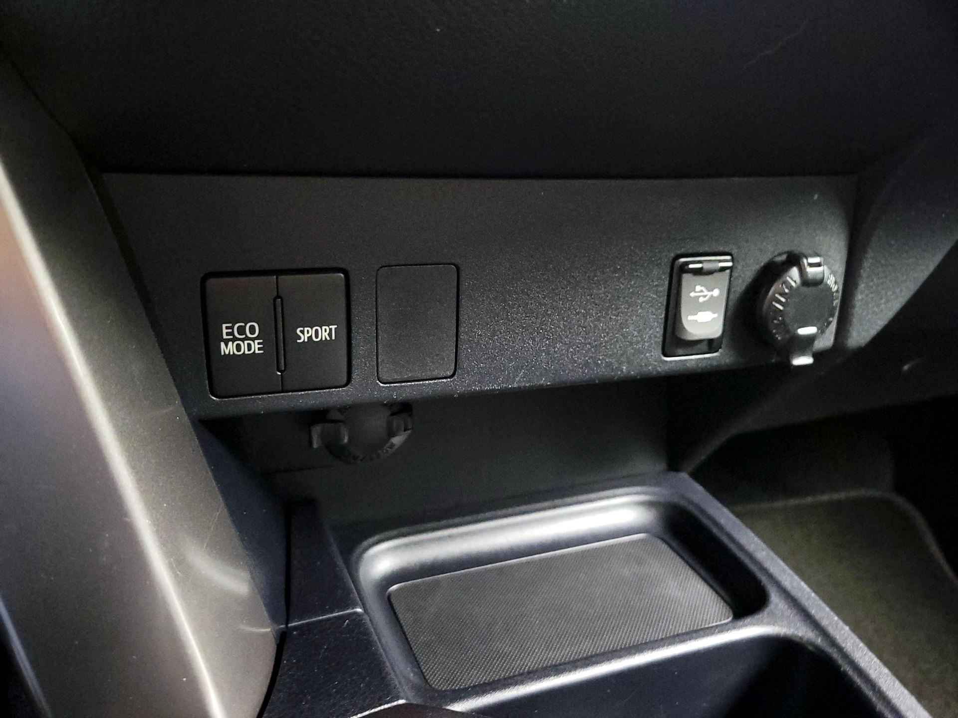 Thumbnail: 2016 Toyota RAV4 - 18