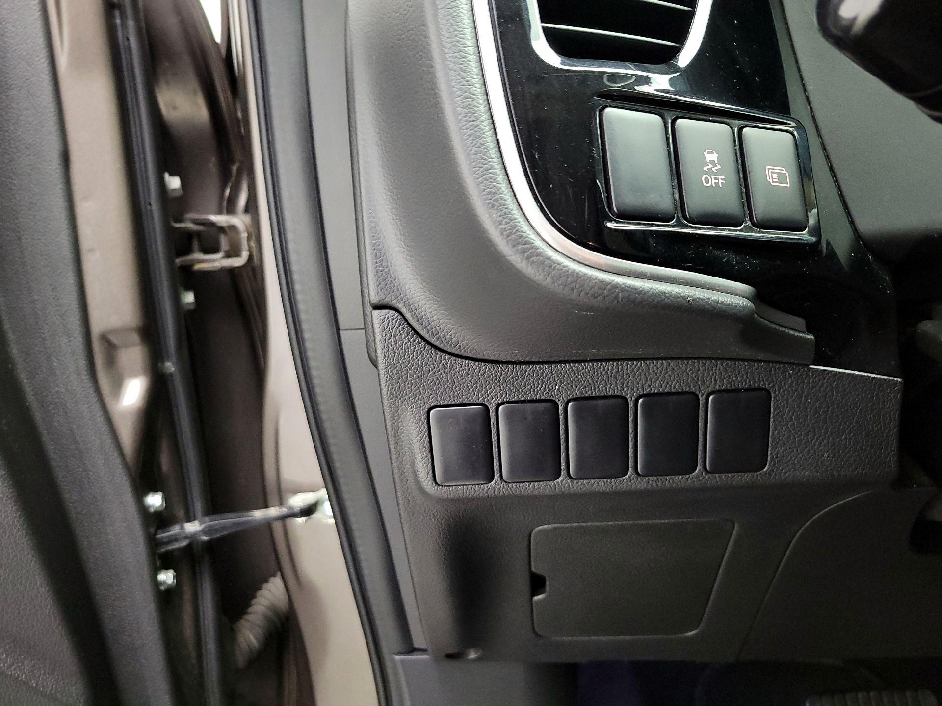 Thumbnail: 2018 Mitsubishi Outlander - 13