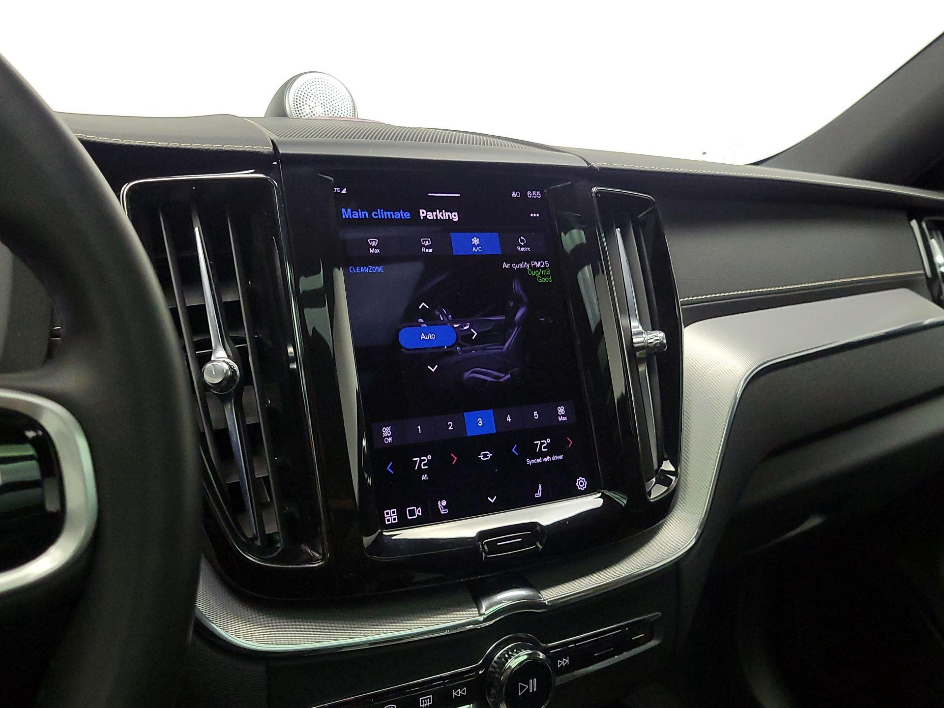 Thumbnail: 2022 Volvo XC60 - 16