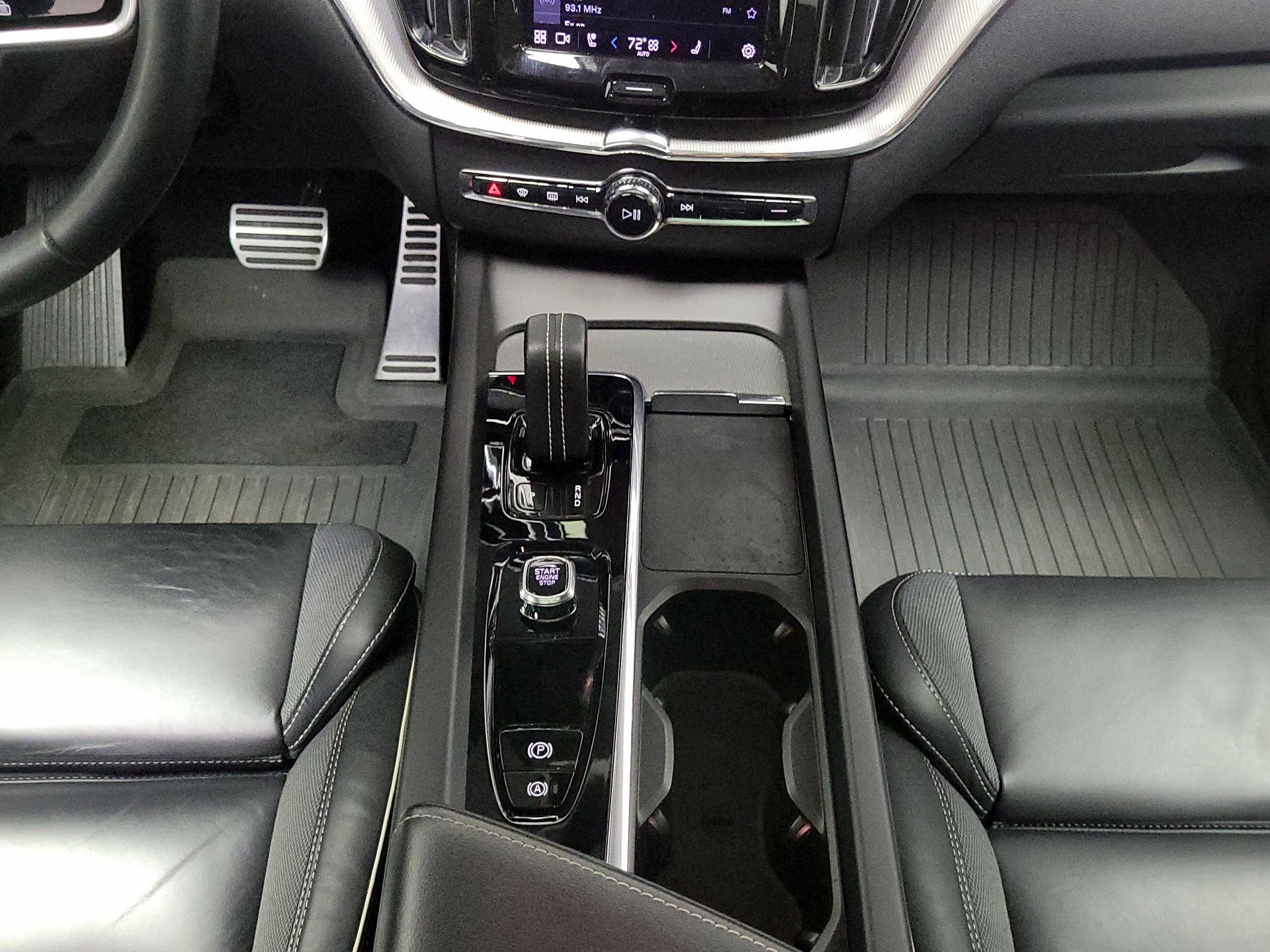 Thumbnail: 2022 Volvo XC60 - 17
