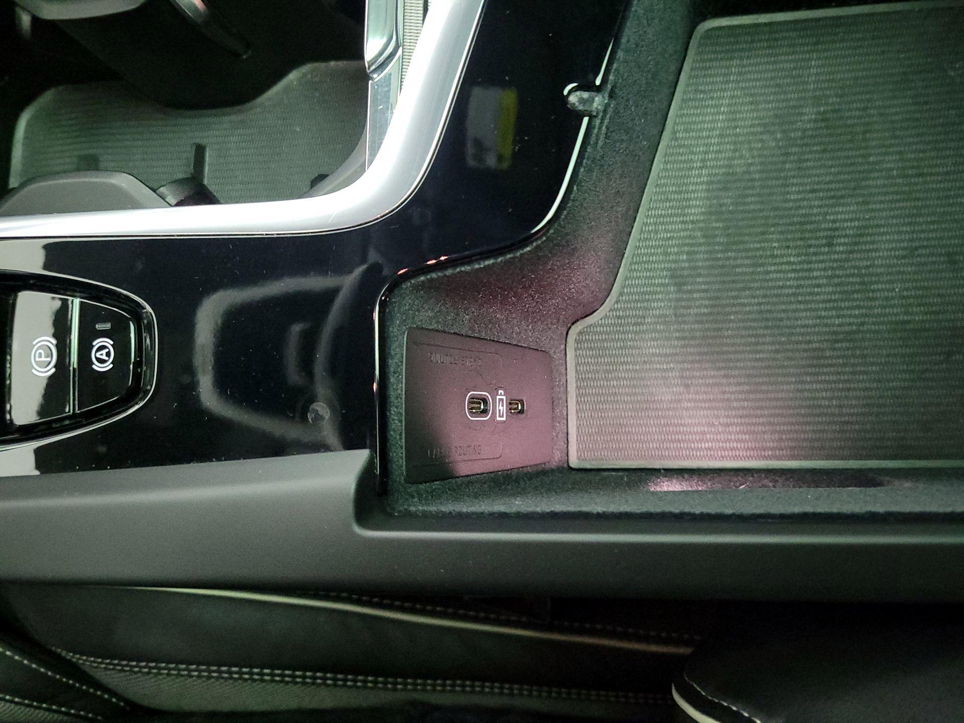 Thumbnail: 2022 Volvo XC60 - 18