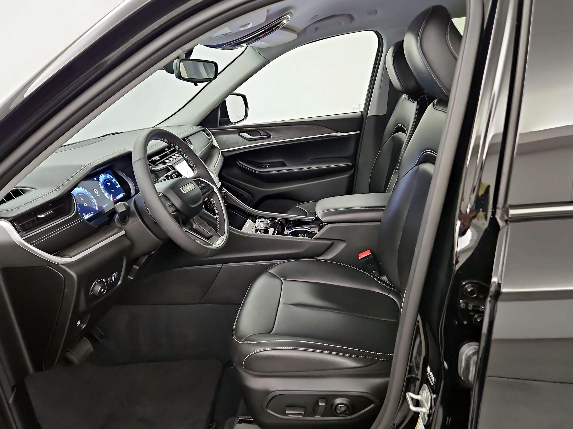 Thumbnail: 2023 Jeep Grand Cherokee - 11