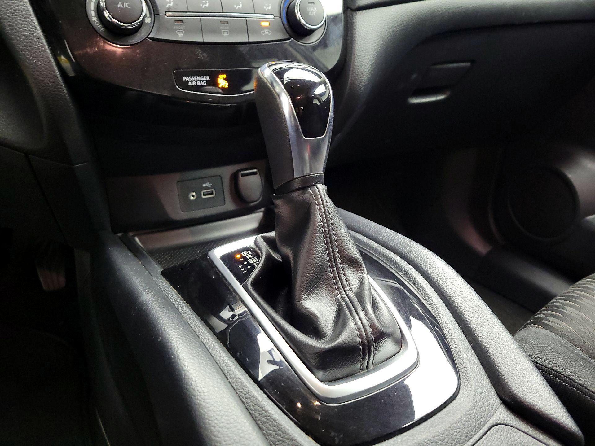 Thumbnail: 2018 Nissan Rogue - 17