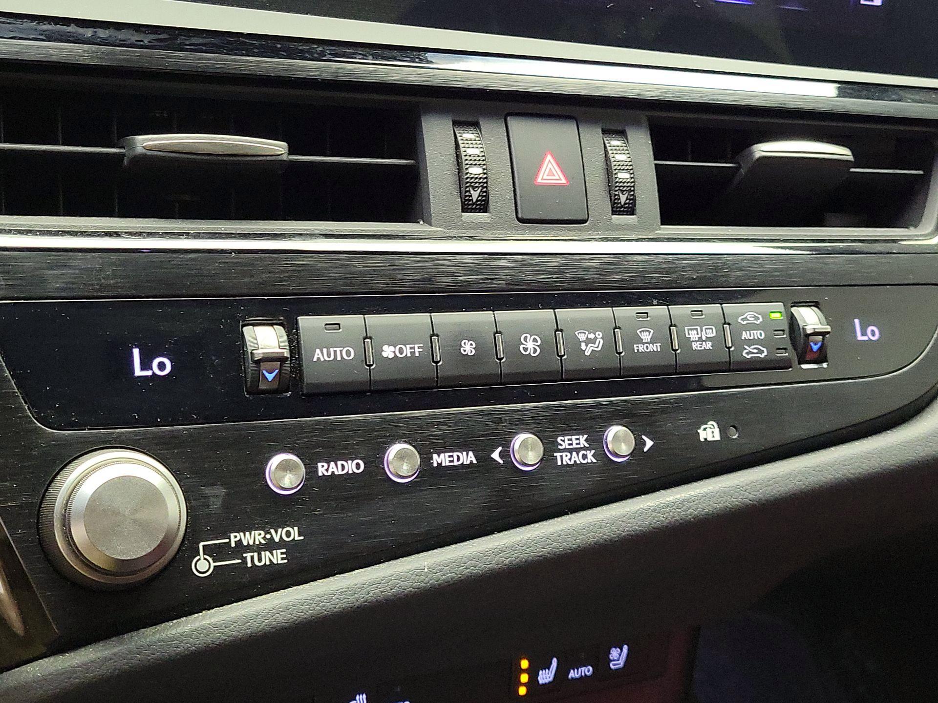 Thumbnail: 2022 Lexus ES - 17