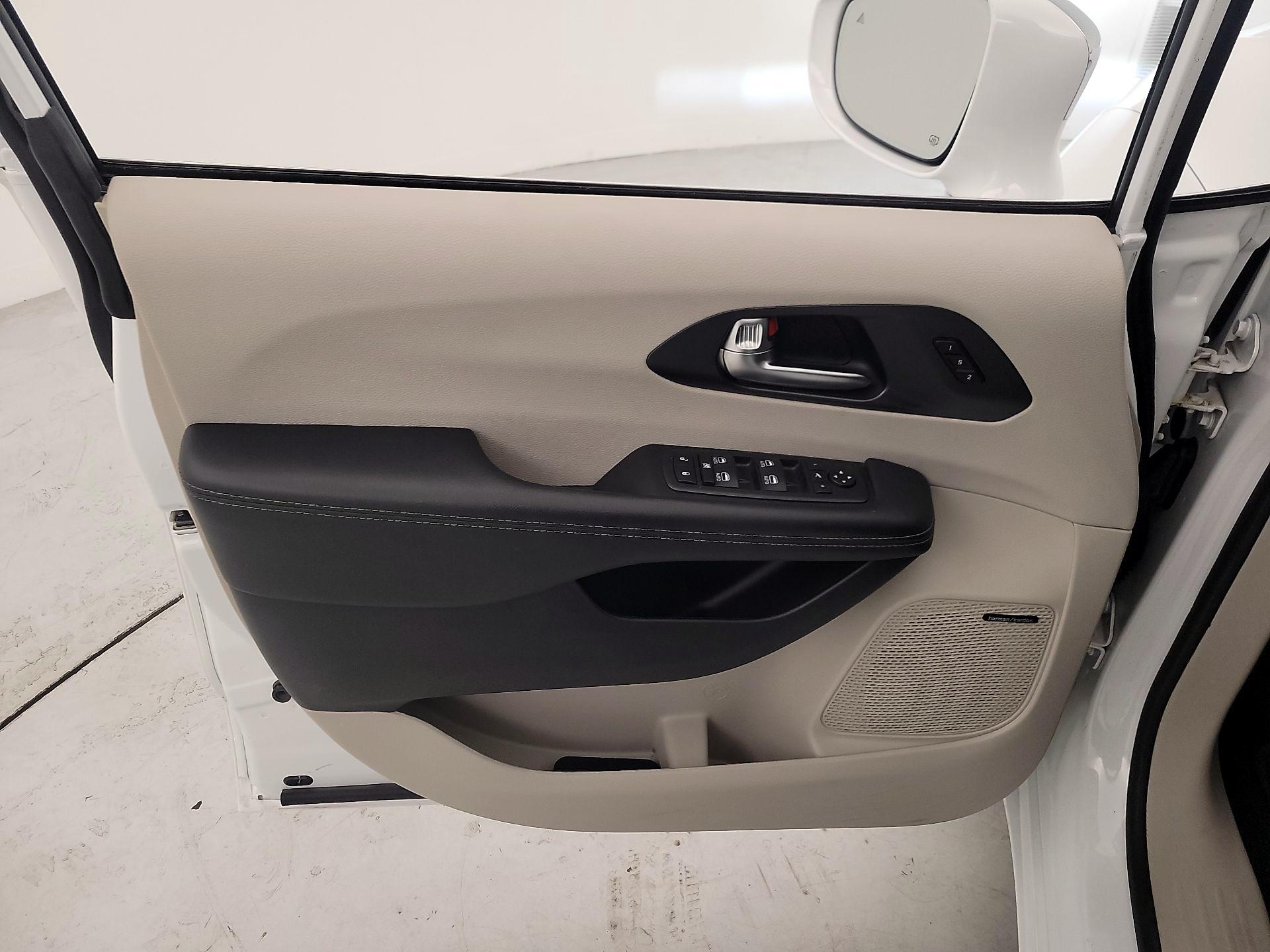 Thumbnail: 2020 Chrysler Pacifica - 12