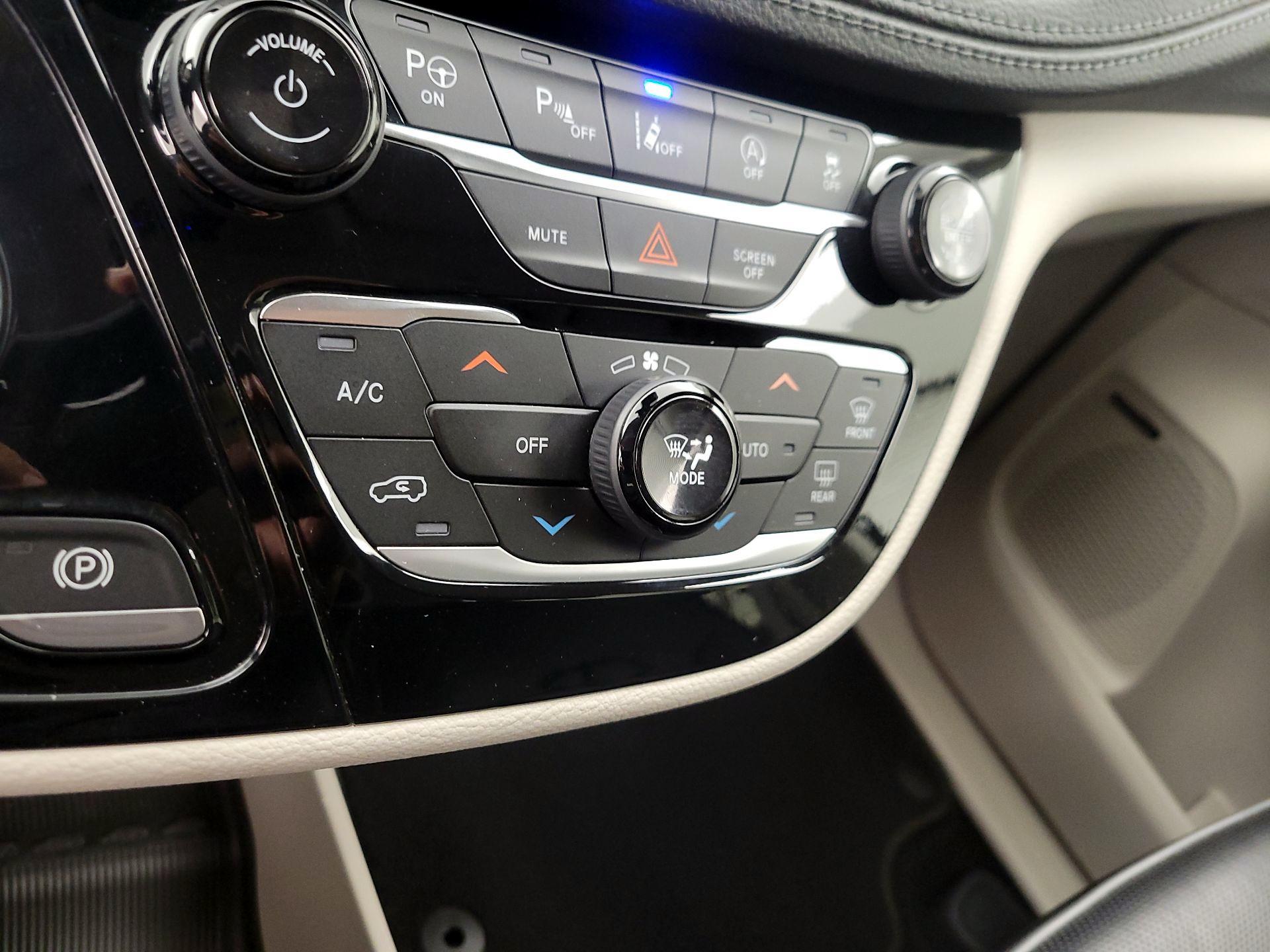 Thumbnail: 2020 Chrysler Pacifica - 17