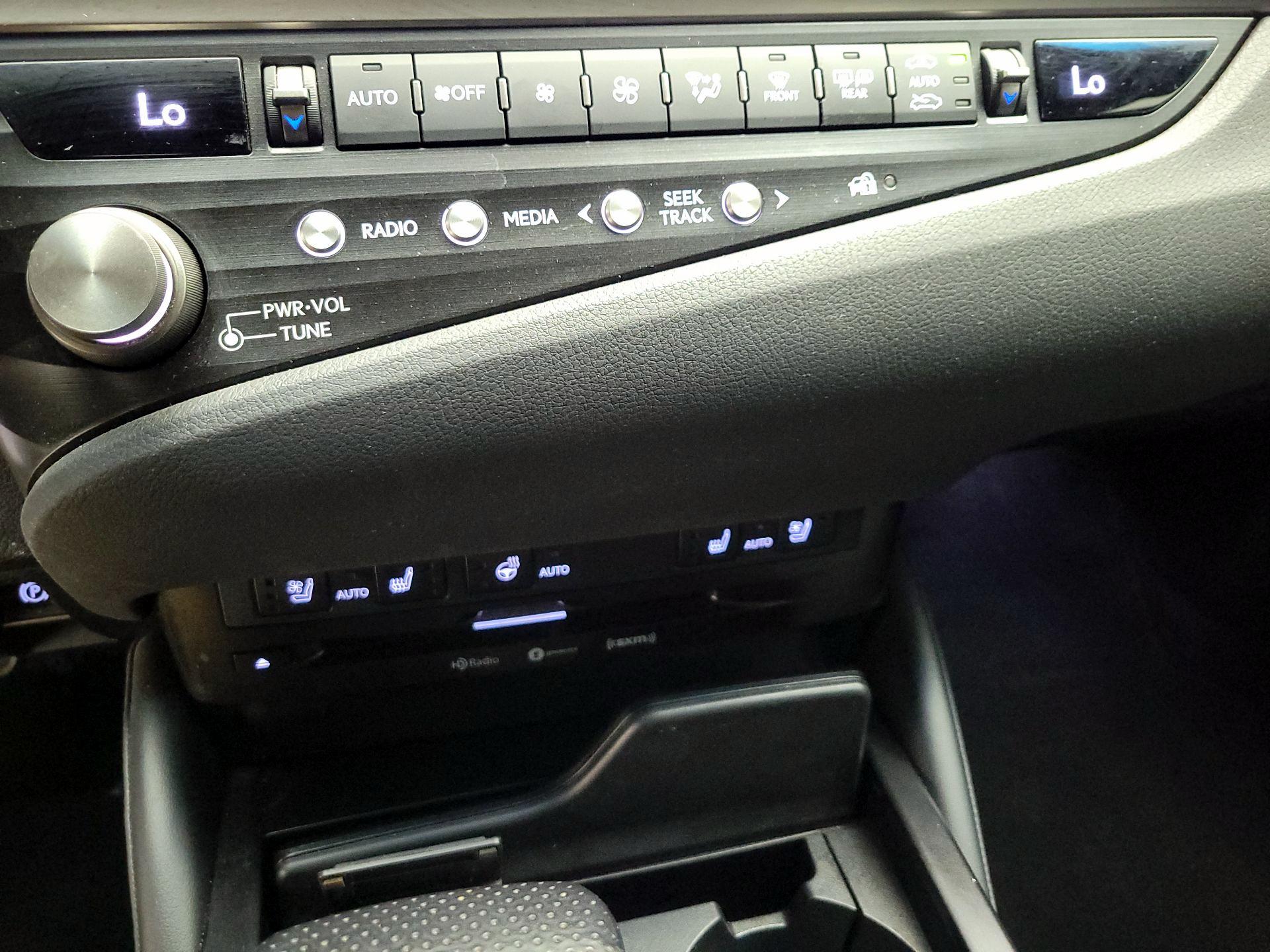 Thumbnail: 2021 Lexus ES - 17