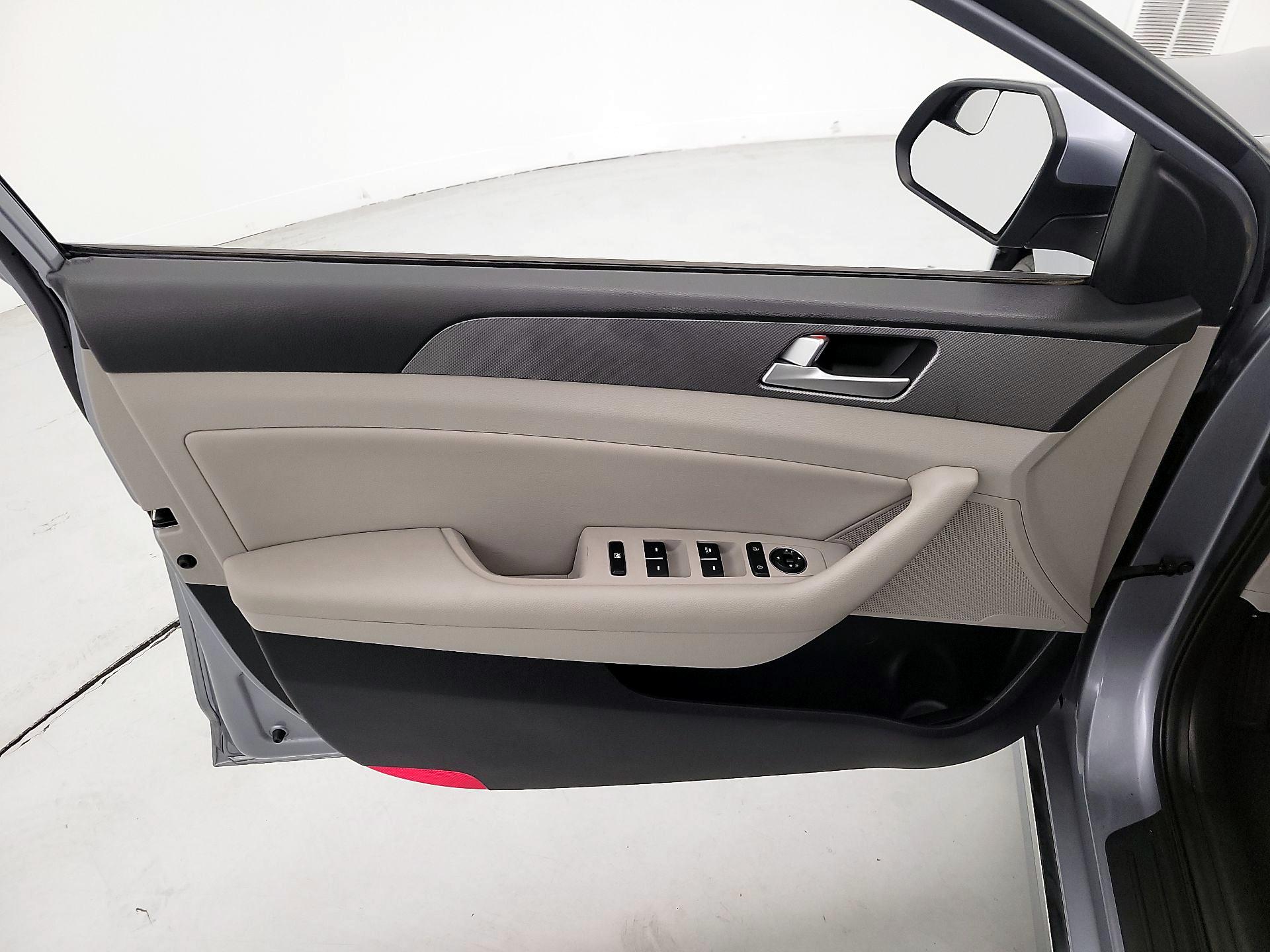 Thumbnail: 2016 Hyundai Sonata - 12