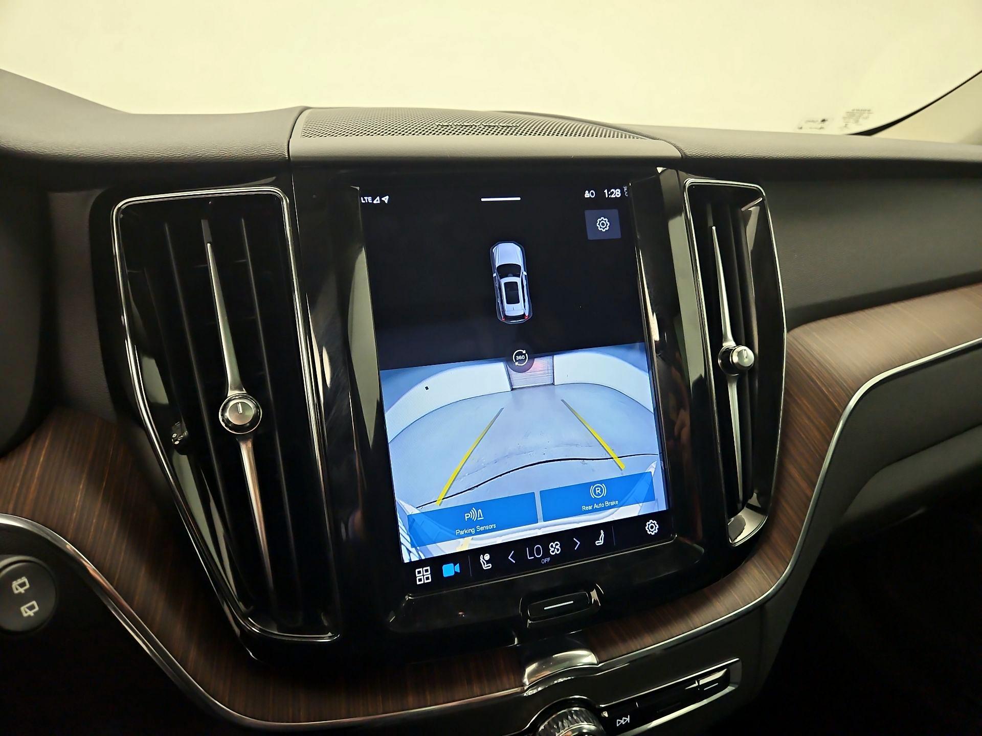 Thumbnail: 2022 Volvo XC60 - 14