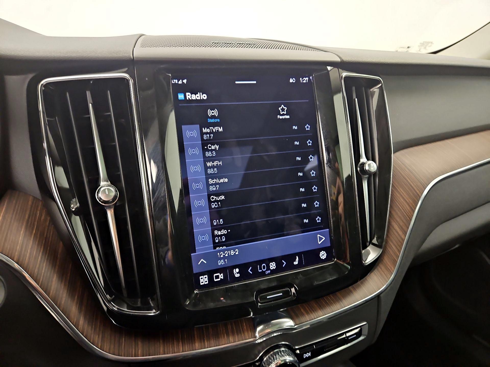 Thumbnail: 2022 Volvo XC60 - 15