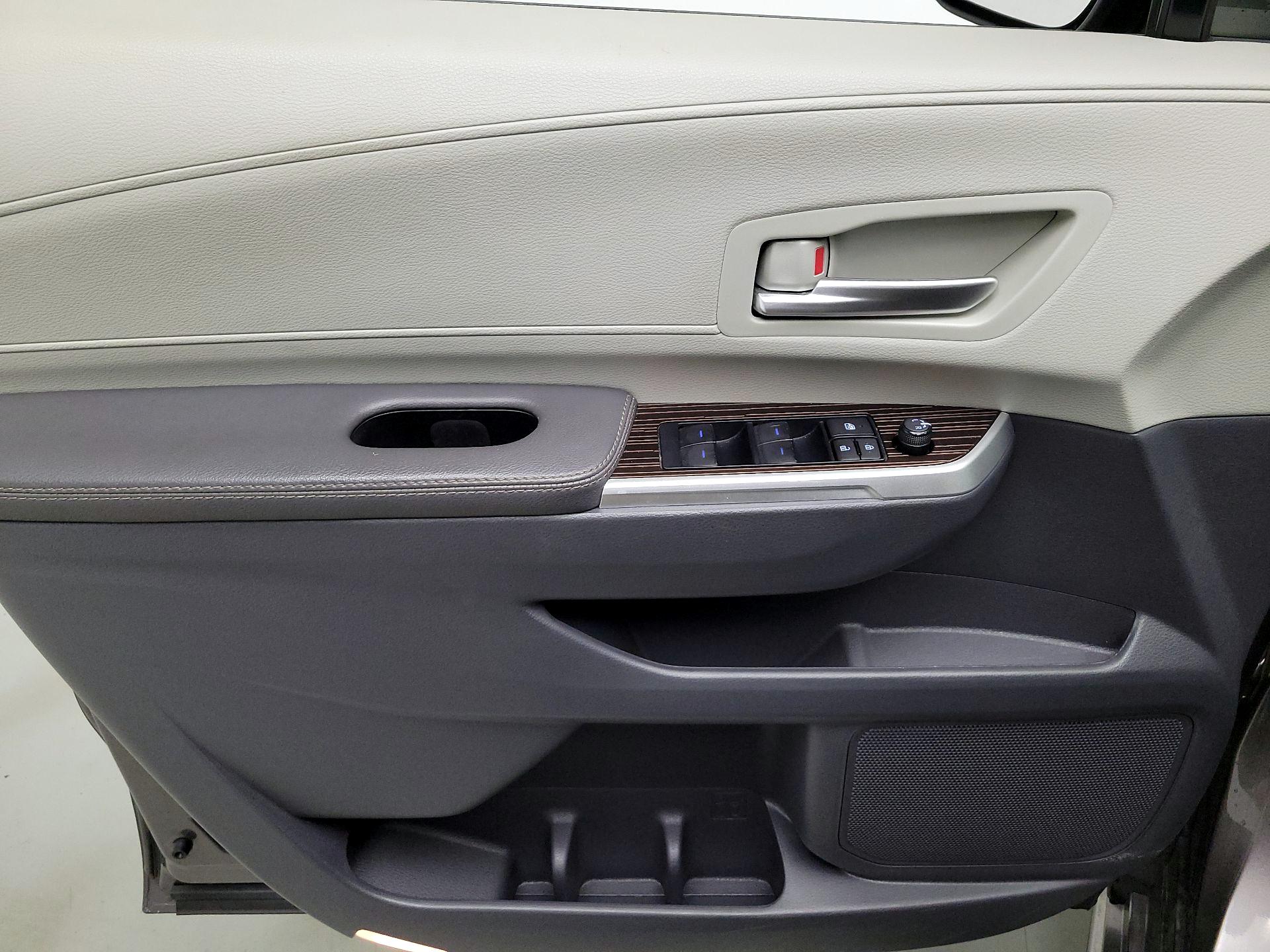 Thumbnail: 2024 Toyota Sienna - 12