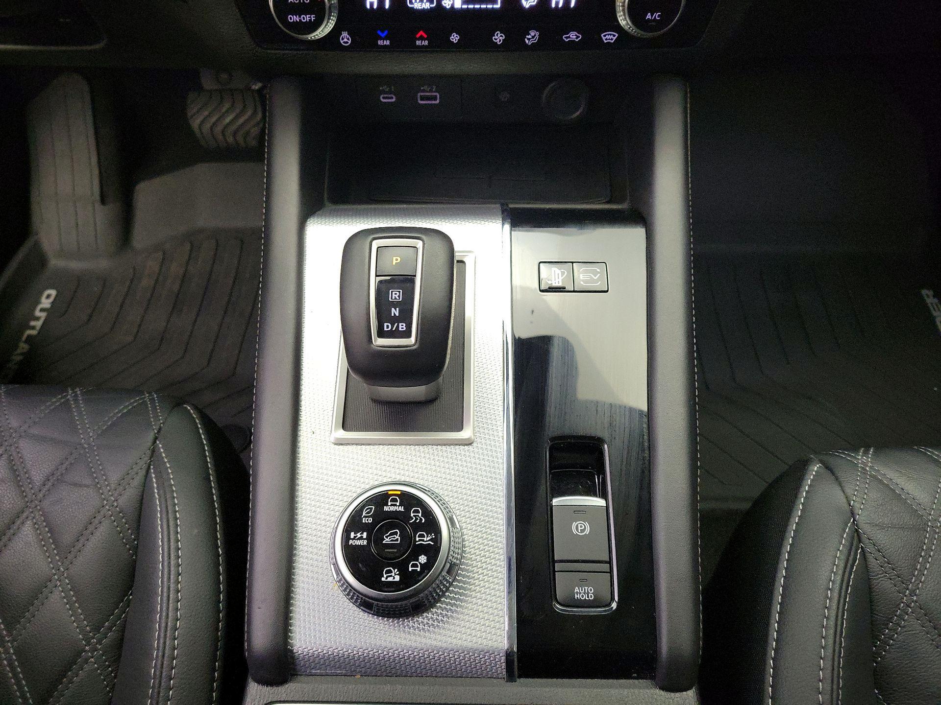 Thumbnail: 2023 Mitsubishi Outlander - 18