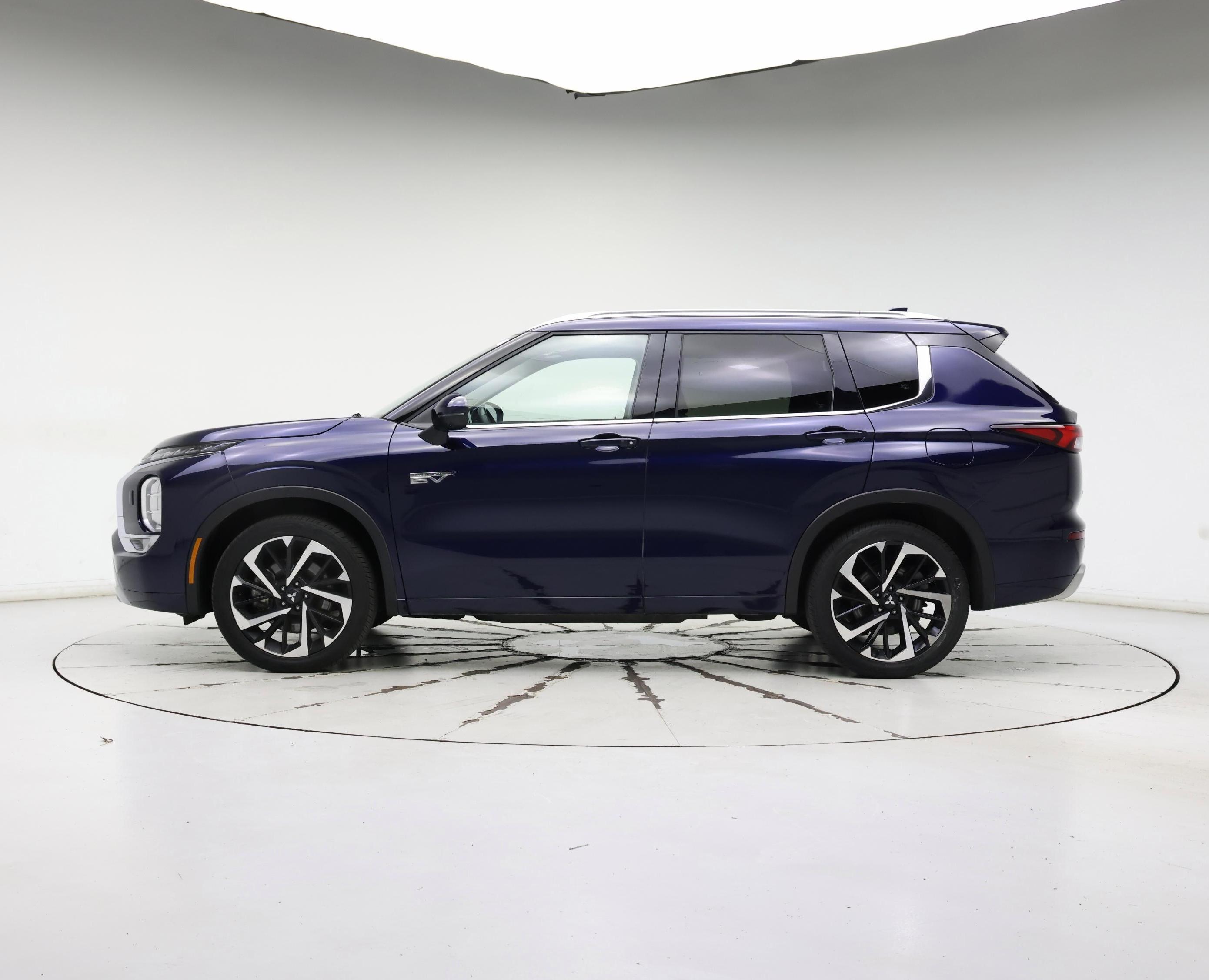 Thumbnail: 2023 Mitsubishi Outlander - 3