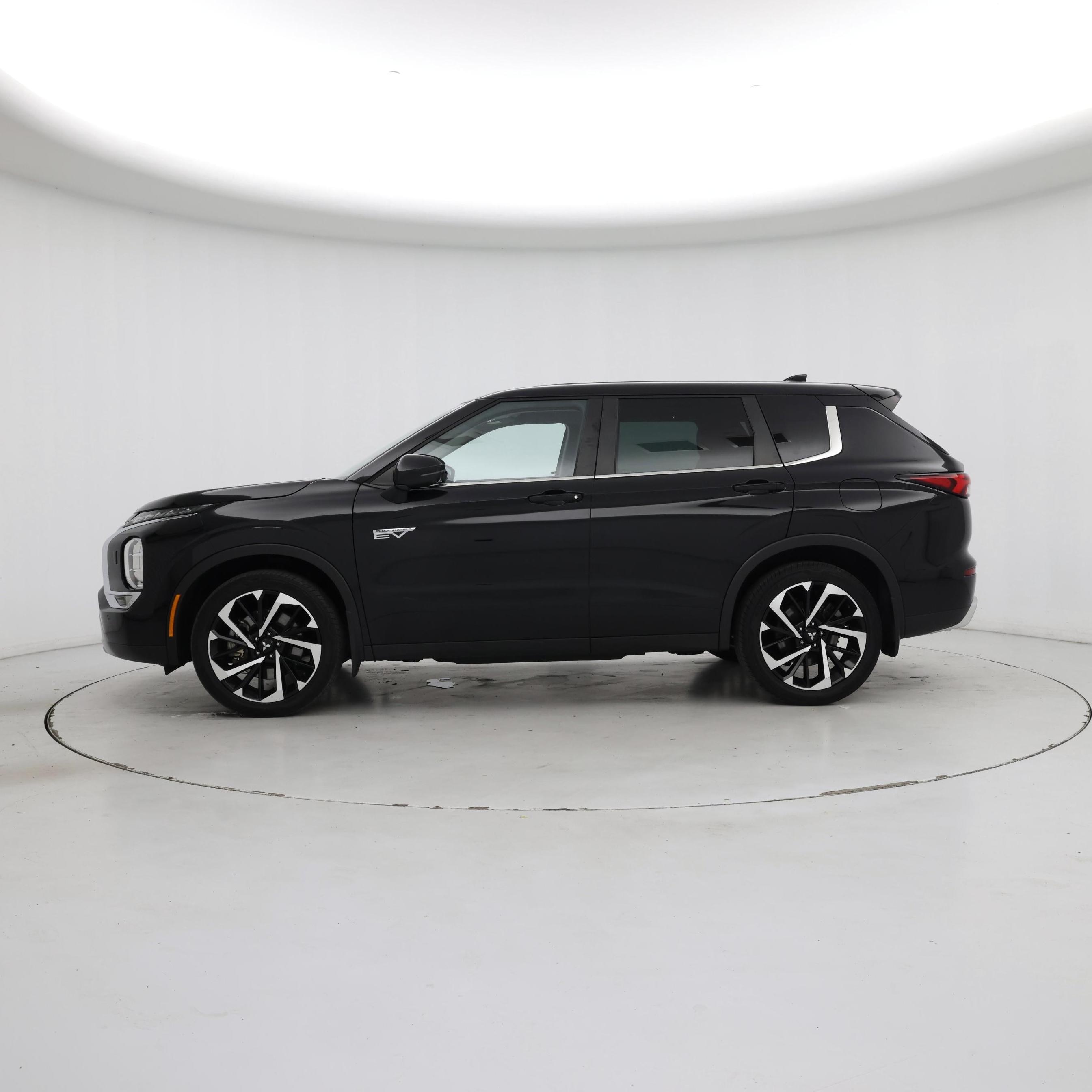 Thumbnail: 2023 Mitsubishi Outlander - 3